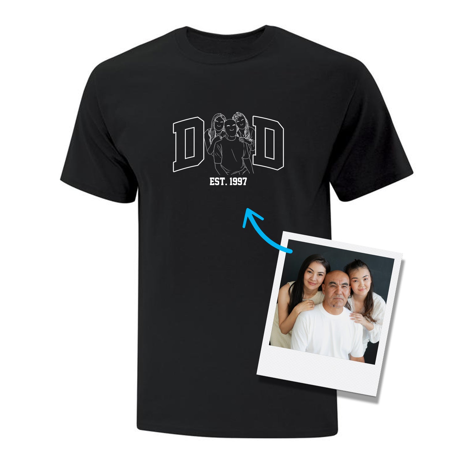 t-shirt à manche courtes noir ayant une broderie blanche. C'est le mot "DAD" avec un tracé de photo qui remplace le "A" avec l'année de naissance de l'ainé en dessous