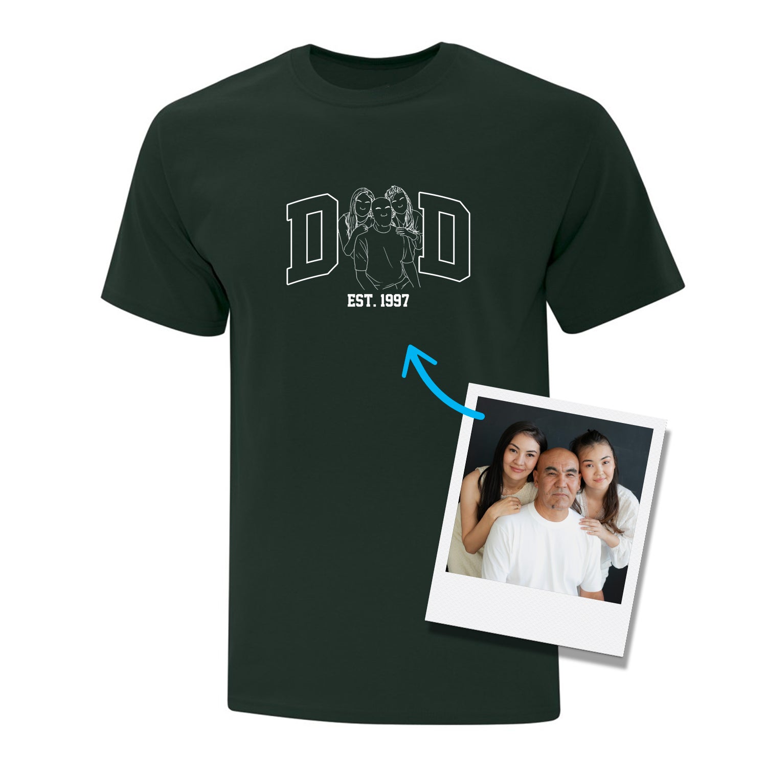 t-shirt à manche courtes vert forêt ayant une broderie blanche. C'est le mot "DAD" avec un tracé de photo qui remplace le "A" avec l'année de naissance de l'ainé en dessous