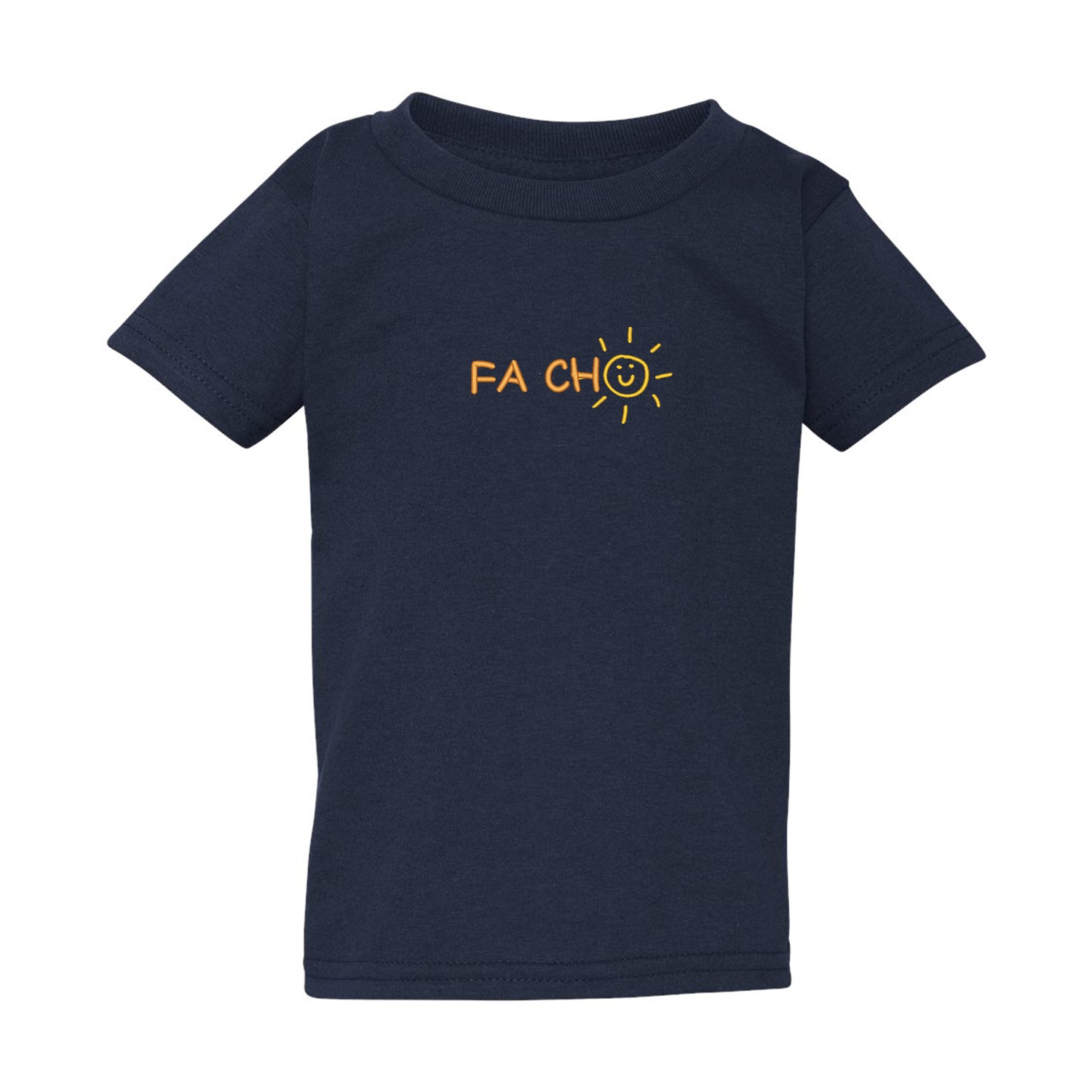 T-shirt bleu marin pour enfant brodé "Fa cho". La broderie se trouve centrée sur le chandail à l'avant. Les lettres "FA CH" sont brodés de couleur orange pâle et le "O" est un soleil avec un bonhomme sourire de couleur jaune. Collection d'expressions québécoises du 29 juin 2025.