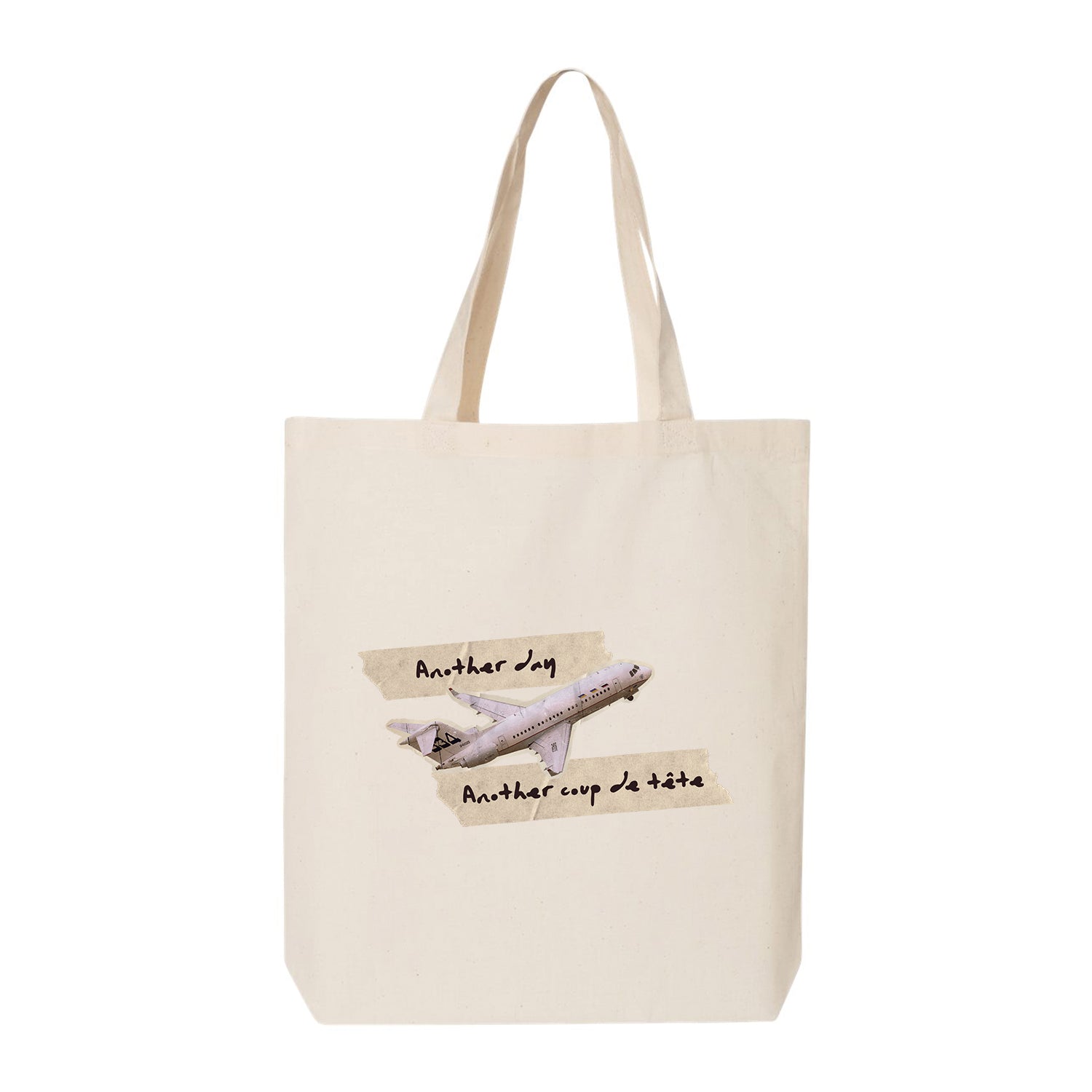 sac fourre-tout beige avec un imprimé d'un avion avec une phrase humorstique