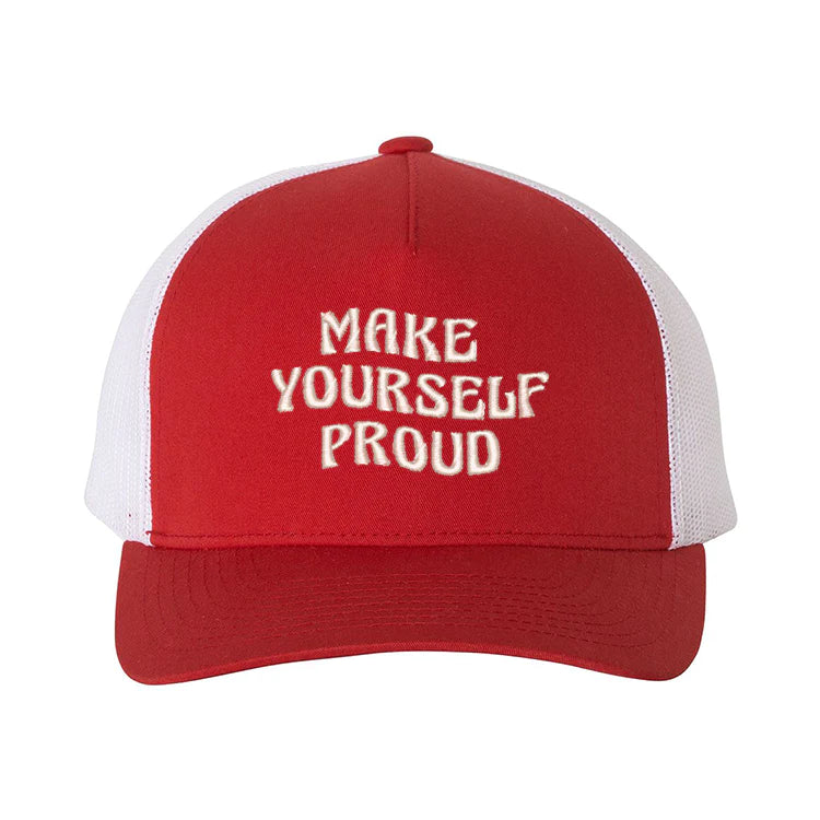 casquette rouge et blanche avec broderie blanche