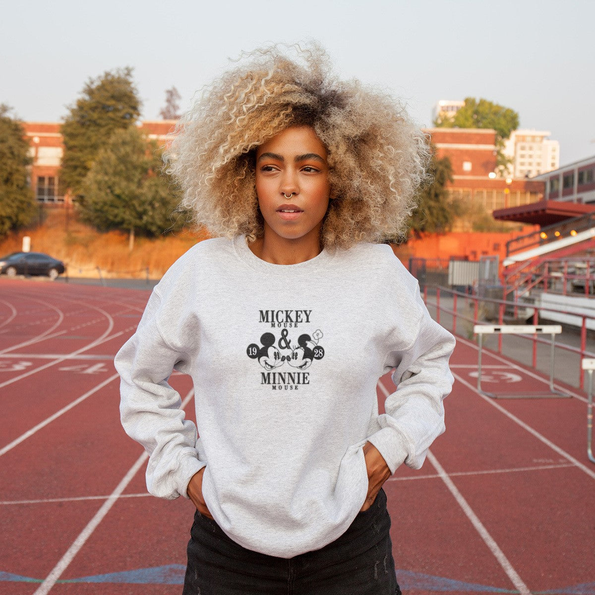 mickey mouse crewneck  porté par une femme afroaméricaine