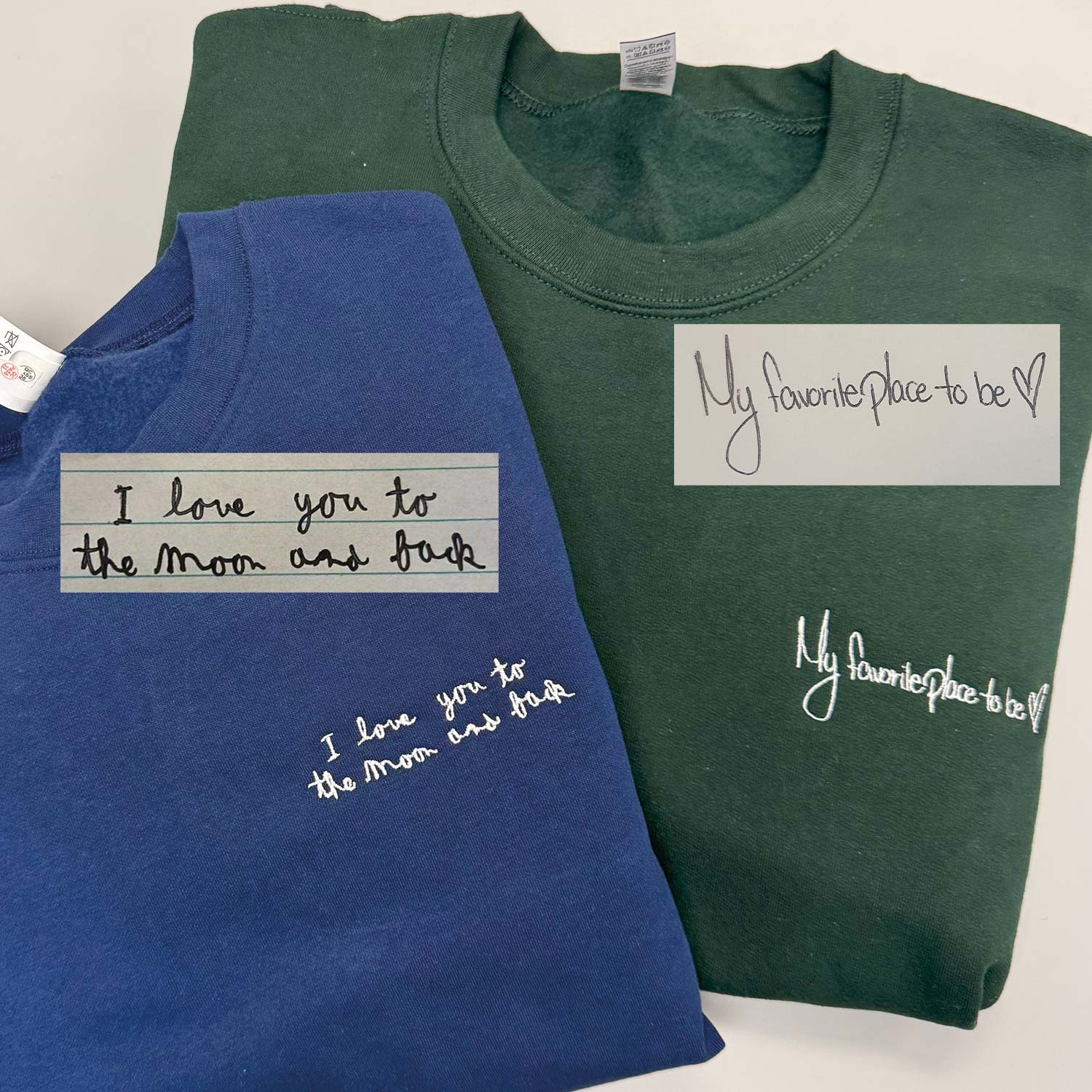 photo de crewnecks brodés à partir de l'écriture manuscrite d'un proche avec photo de référence de la photo originale avec l'écriture fournie par le client. Ensemble assorti personnalisé