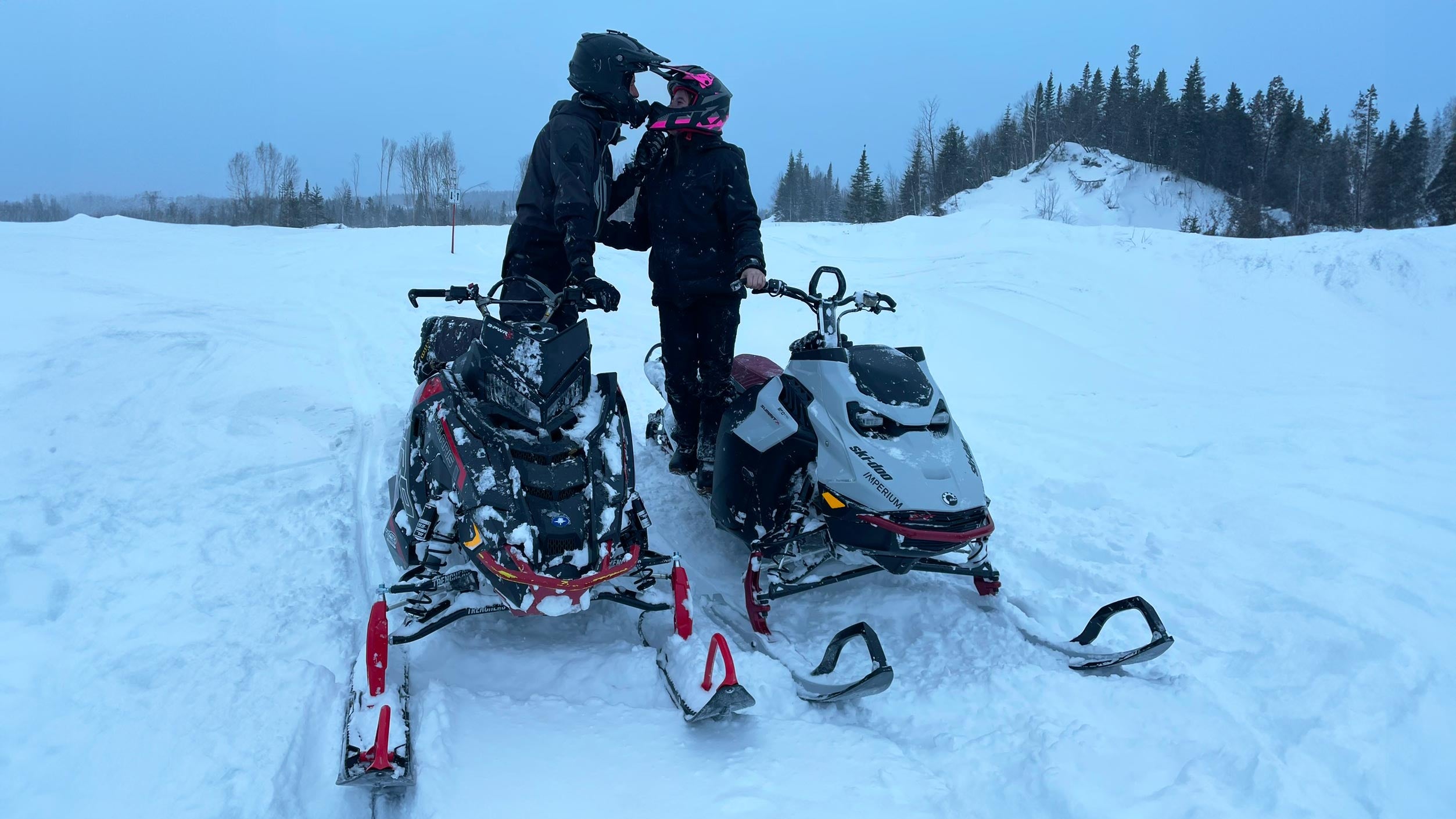 2 personnes qui s'embrasse en skidoo pendant l'hiver exemple d'une silhouette