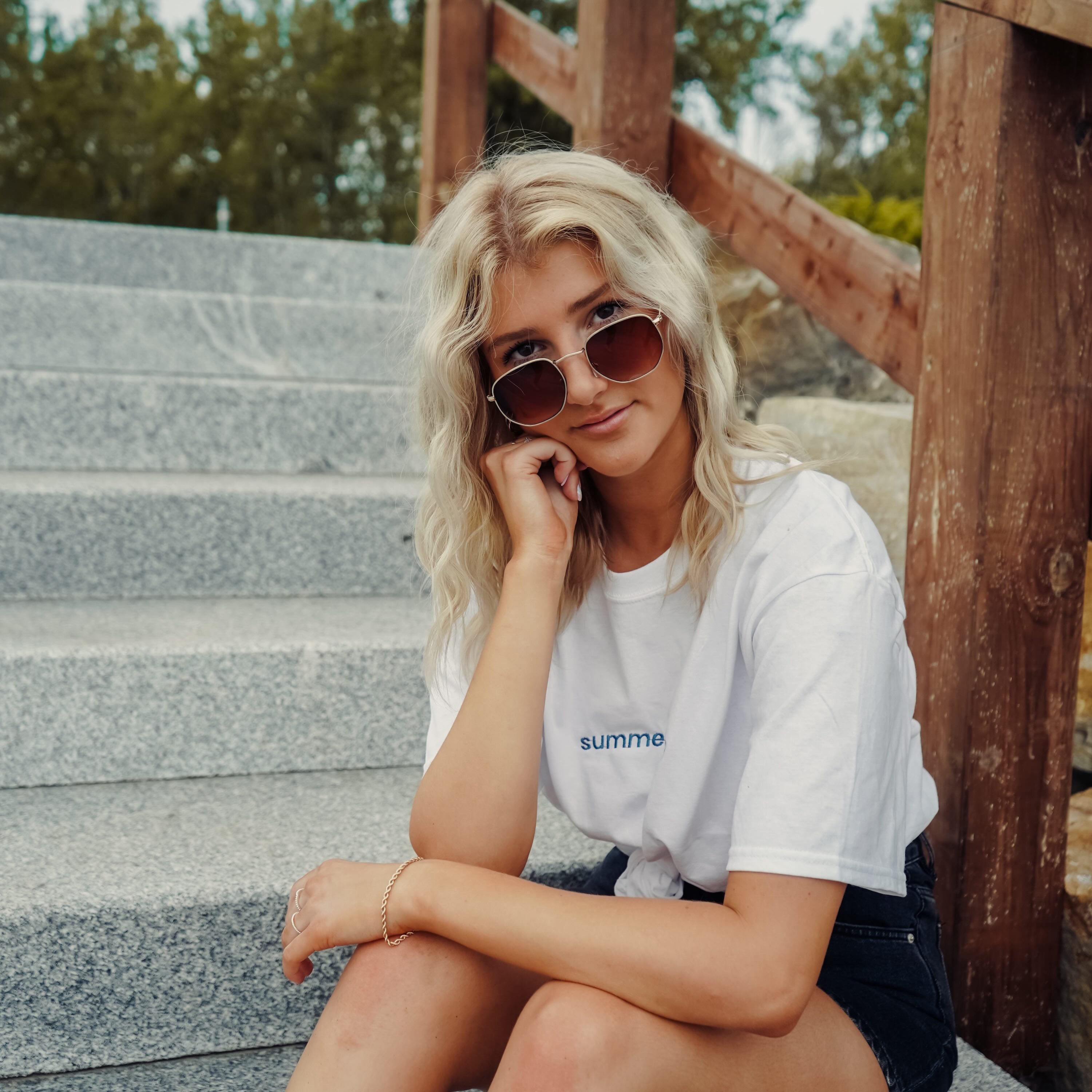 une belle fille portant un t-shirt blanc summer de brodame