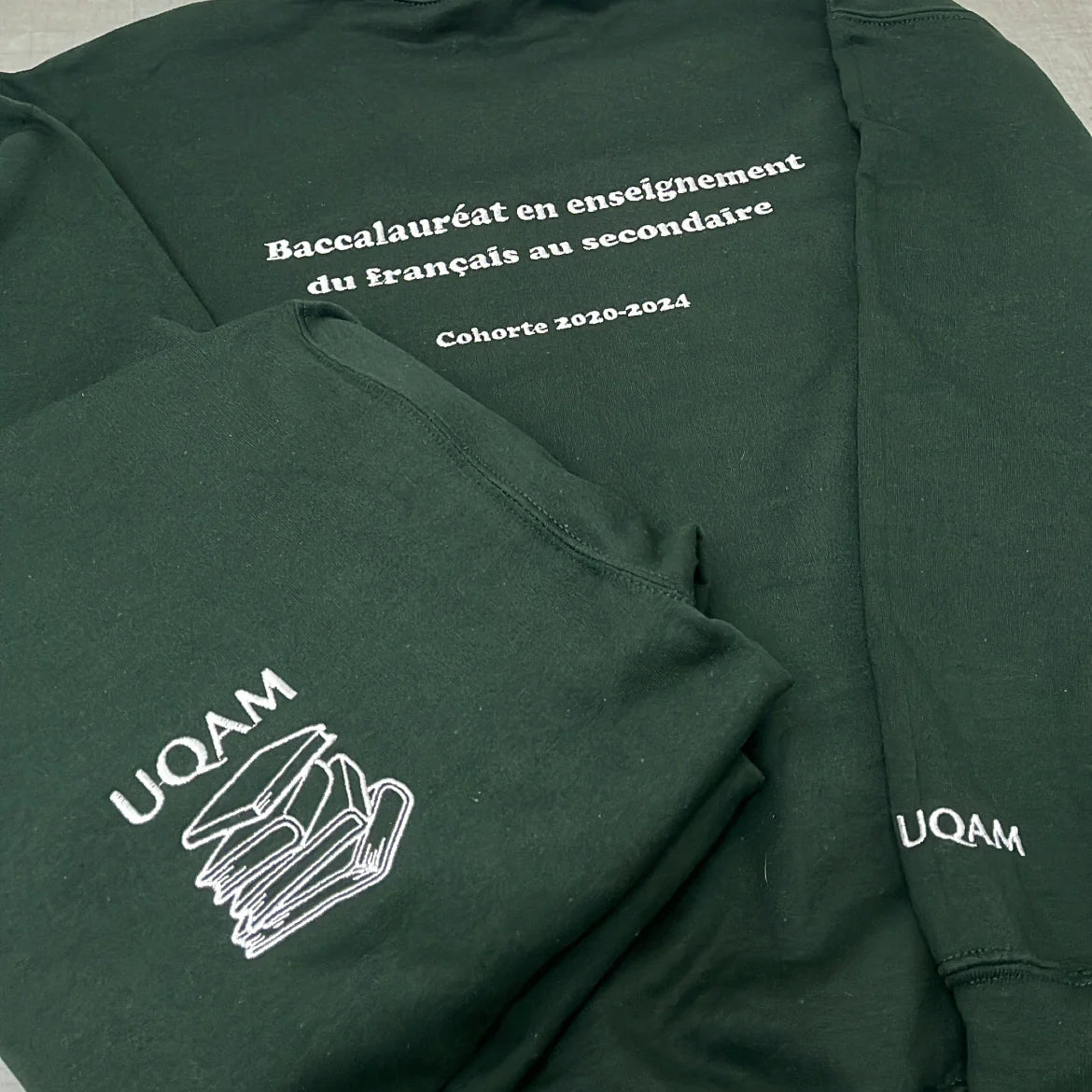 Crewneck vert forest broder UQAM et BAC en enseignements de la cohorte 2020-2024 par Brodame