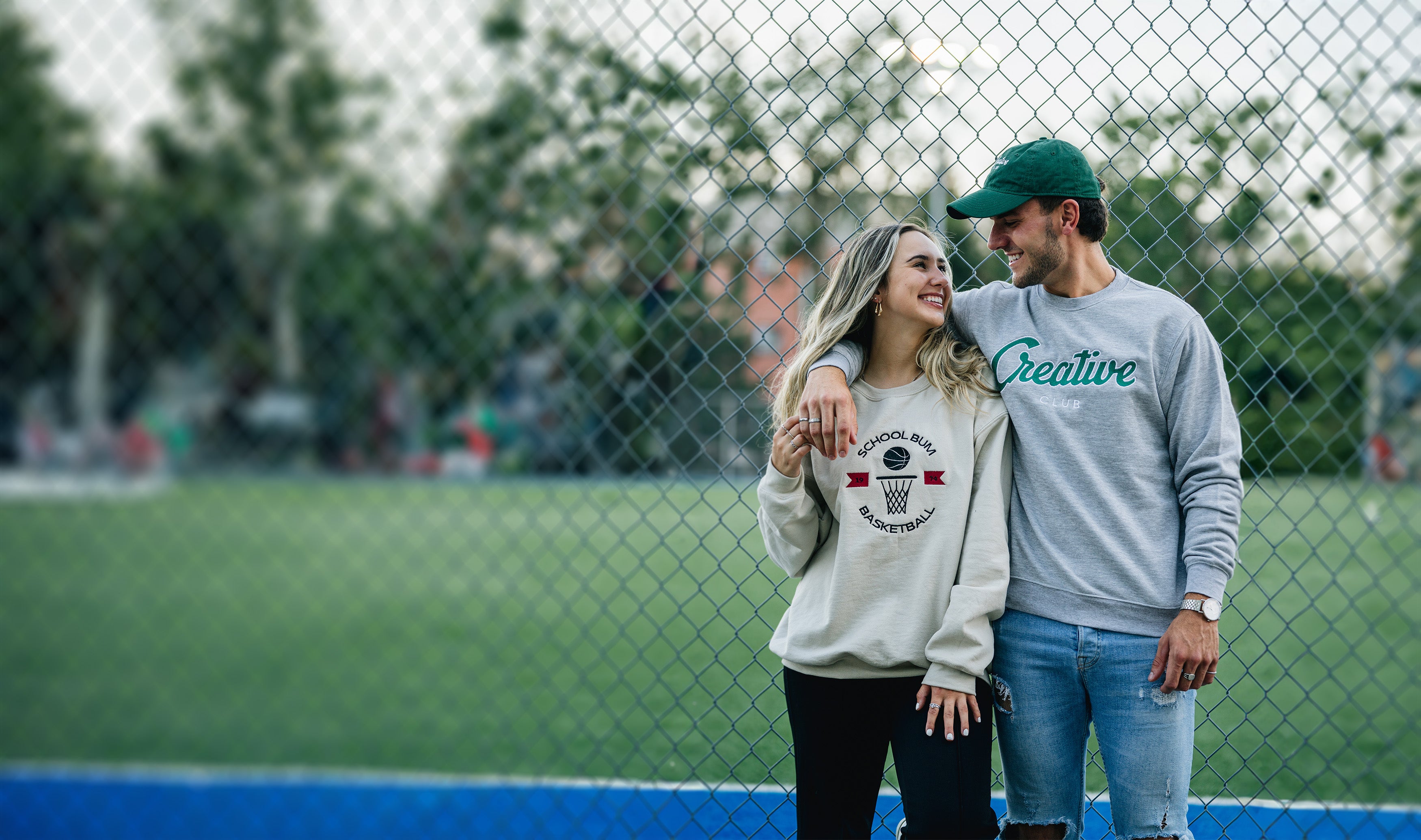 une homme et une femme qui ce regarde en etant heureux portant la collection college de brodame