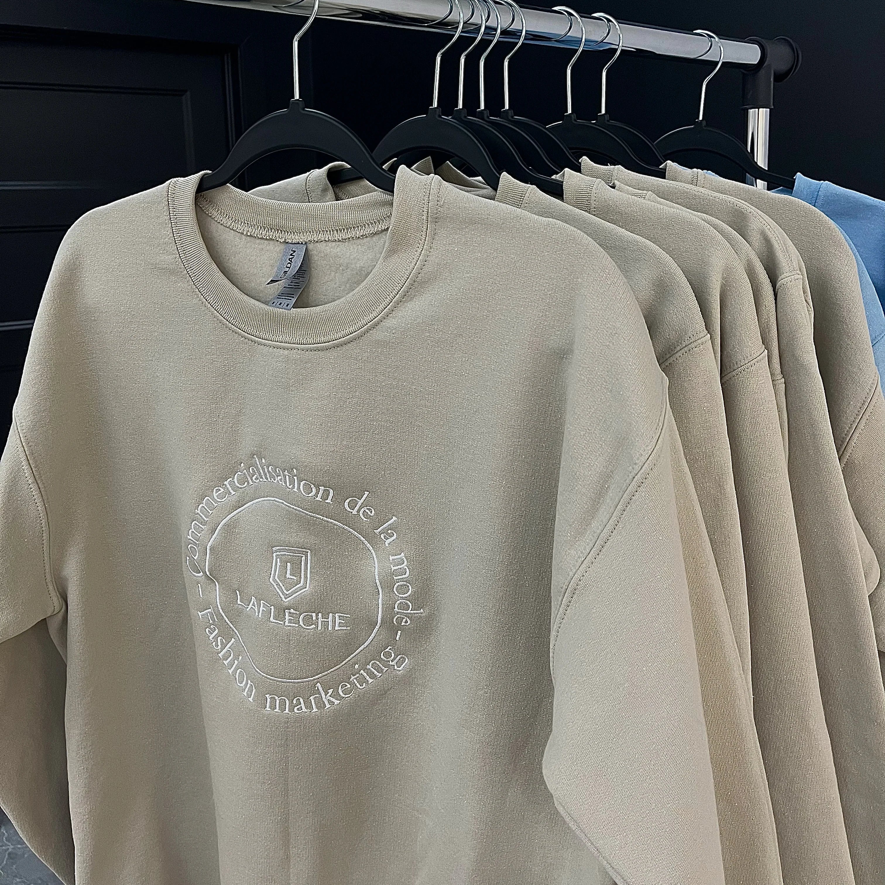 Crewneck Beige broder avec logo du college lafleche et commercialisation de la mode faites par Brodame