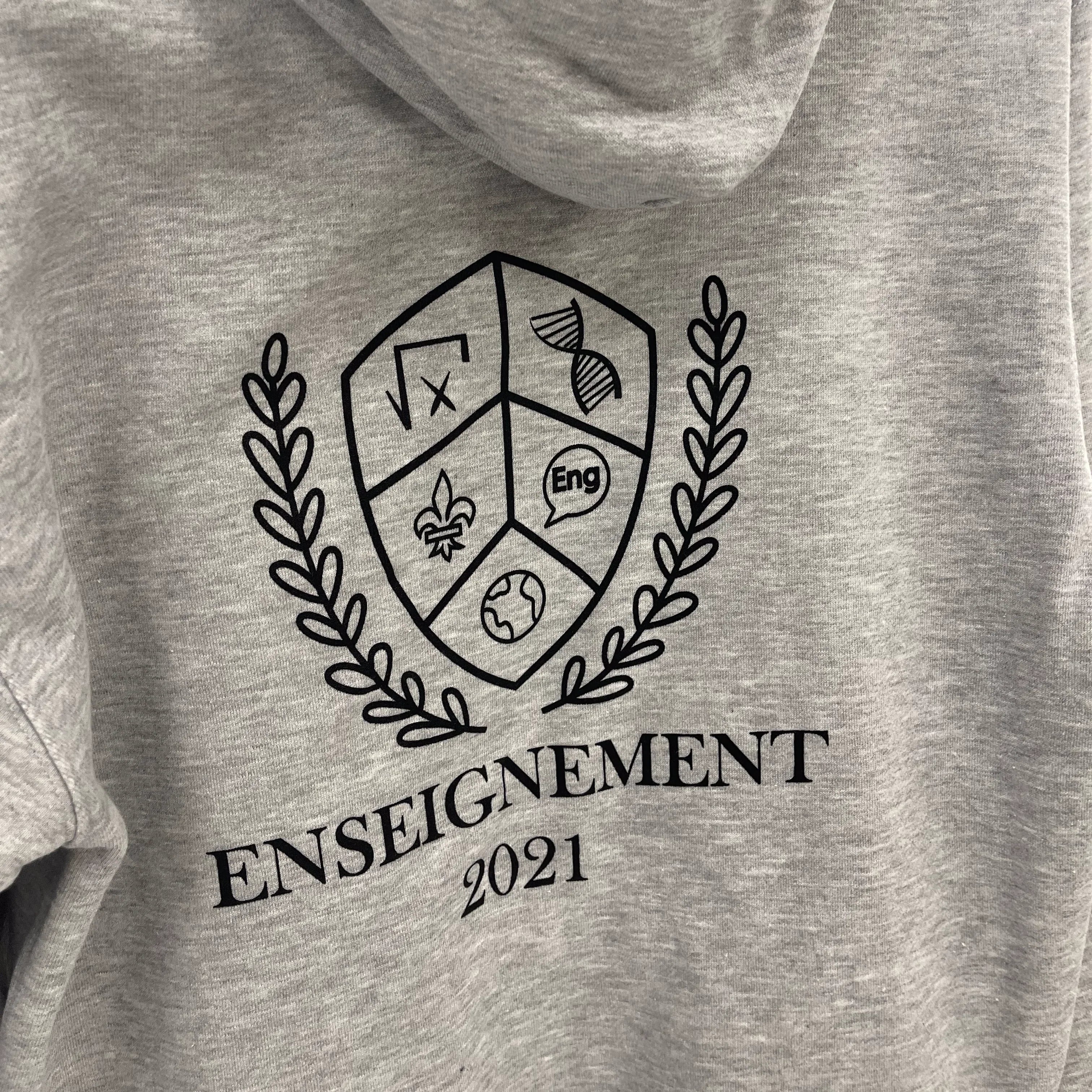 Hoodie gris pale avec sérigraphie enseignement 2021 faites par Brodame