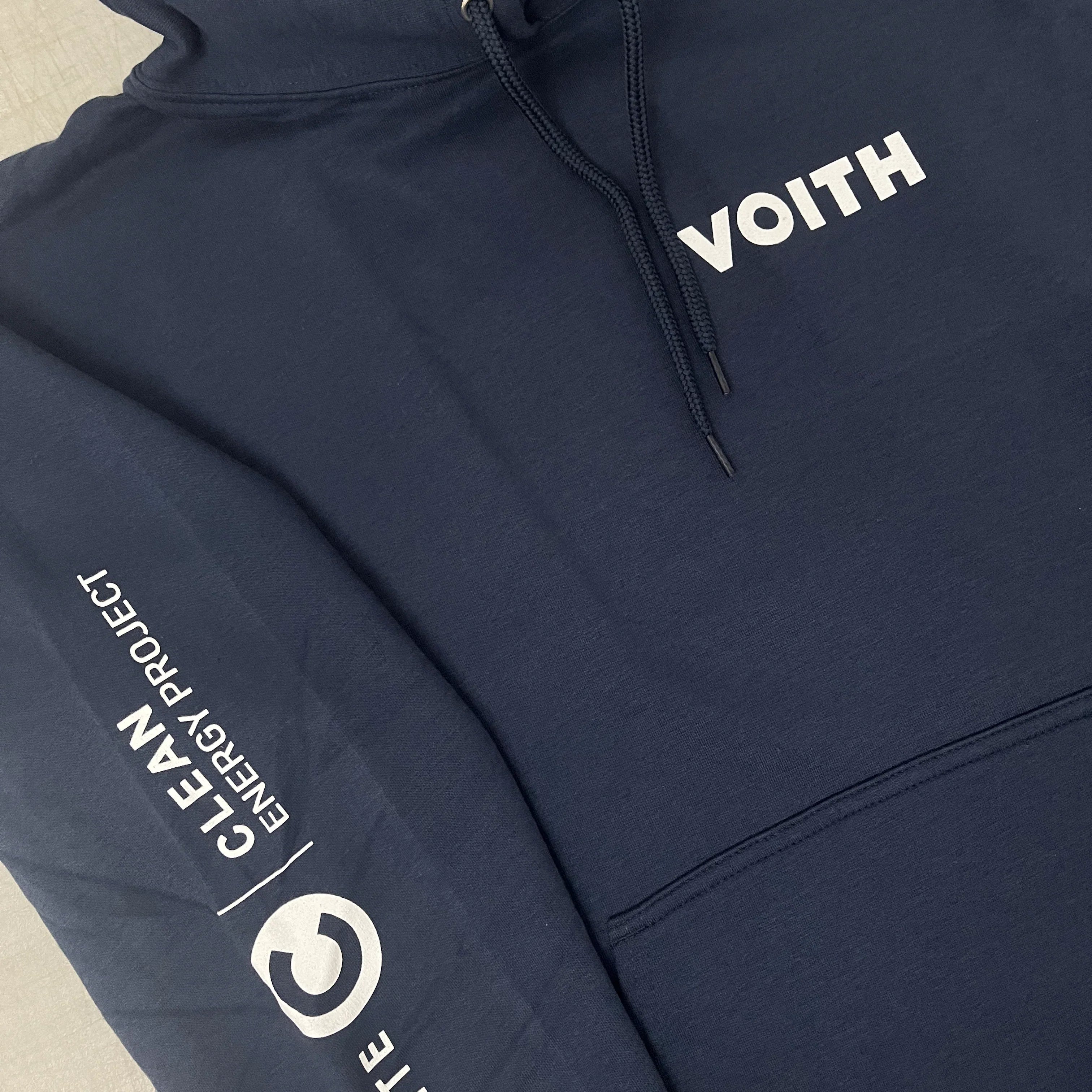 Hoodie bleu marin Voith en sérigraphie faites par Brodame