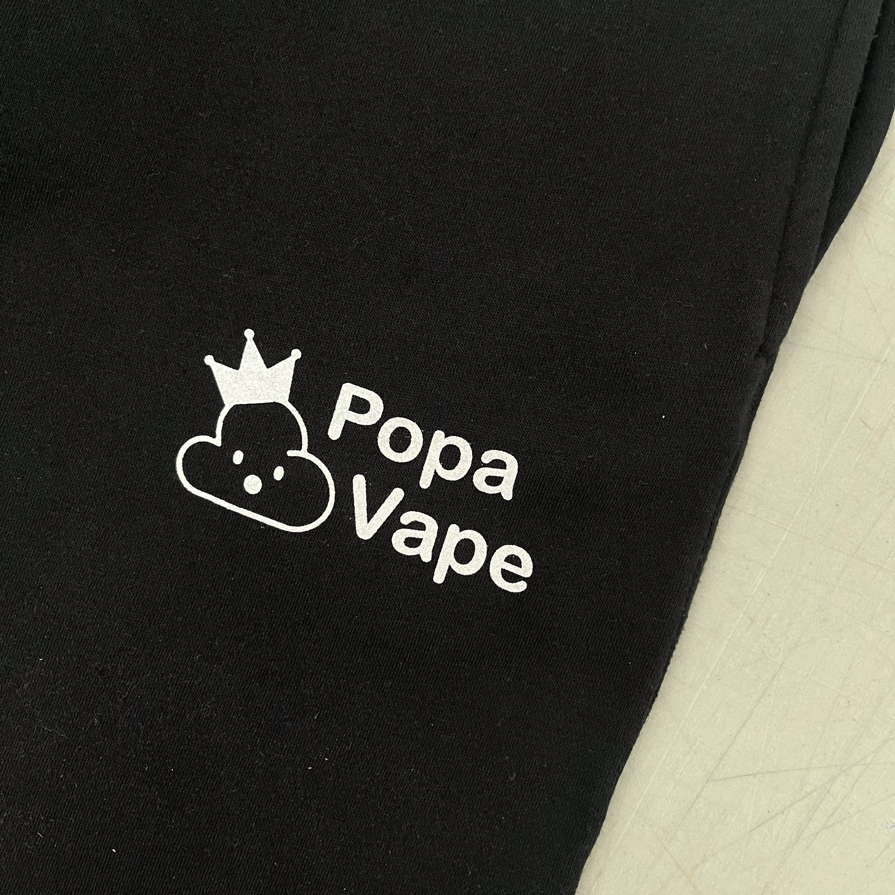 Jogging avec une sérigraphie du logo Popa Vape faites par Brodame