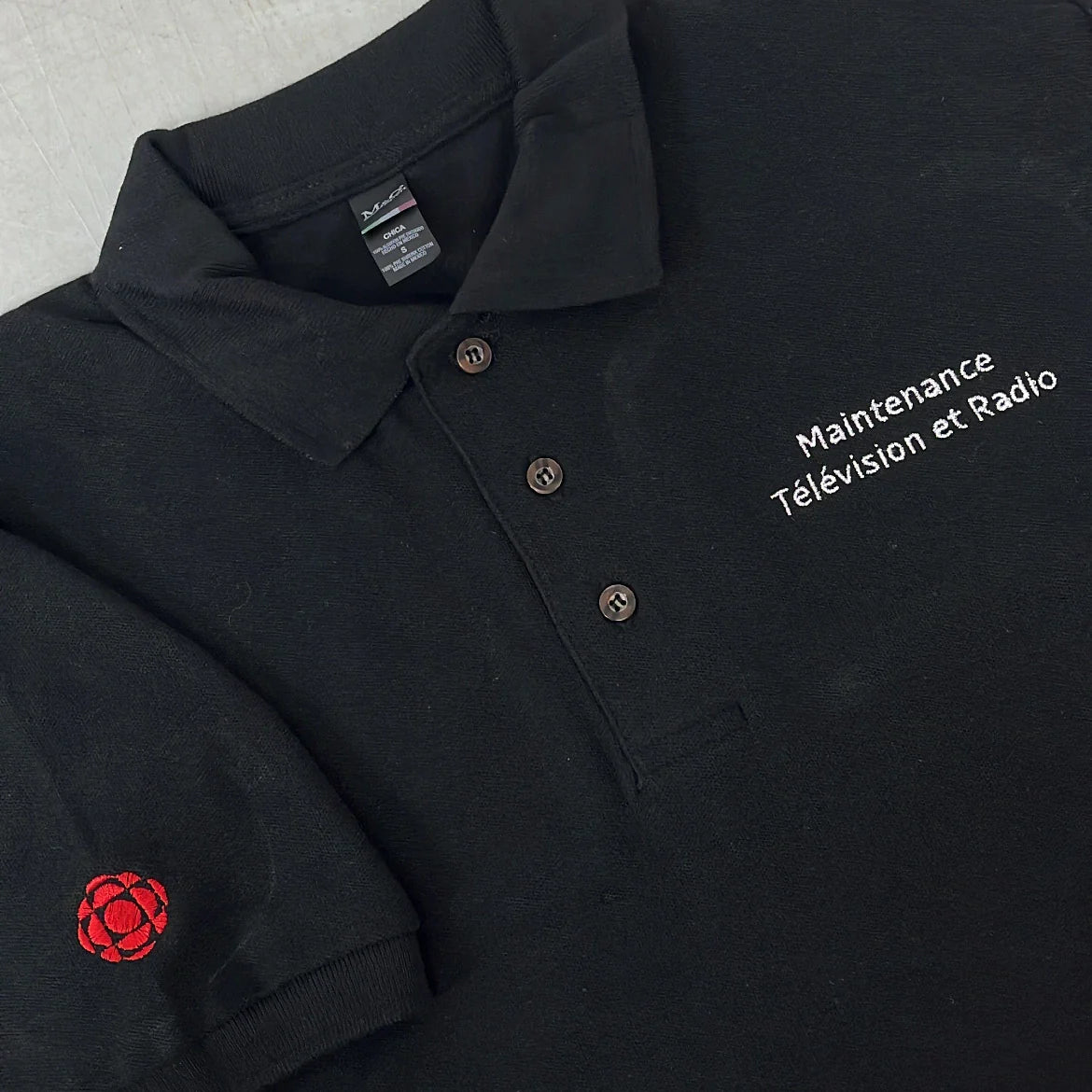 Logo radio-canada sur la manche d'un polo noir pour la division Maintenance télévision et radio en broderie faites par Brodame