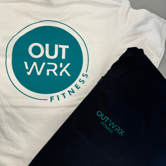 T-shirt noir et blanc avec logo Outwrk fitness en sérigraphie et en broderie