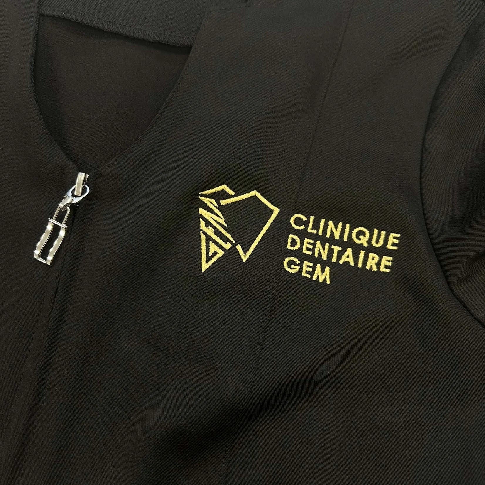 Uniforme clinique dentaire gem avec broderie jaunefaite par Brodame