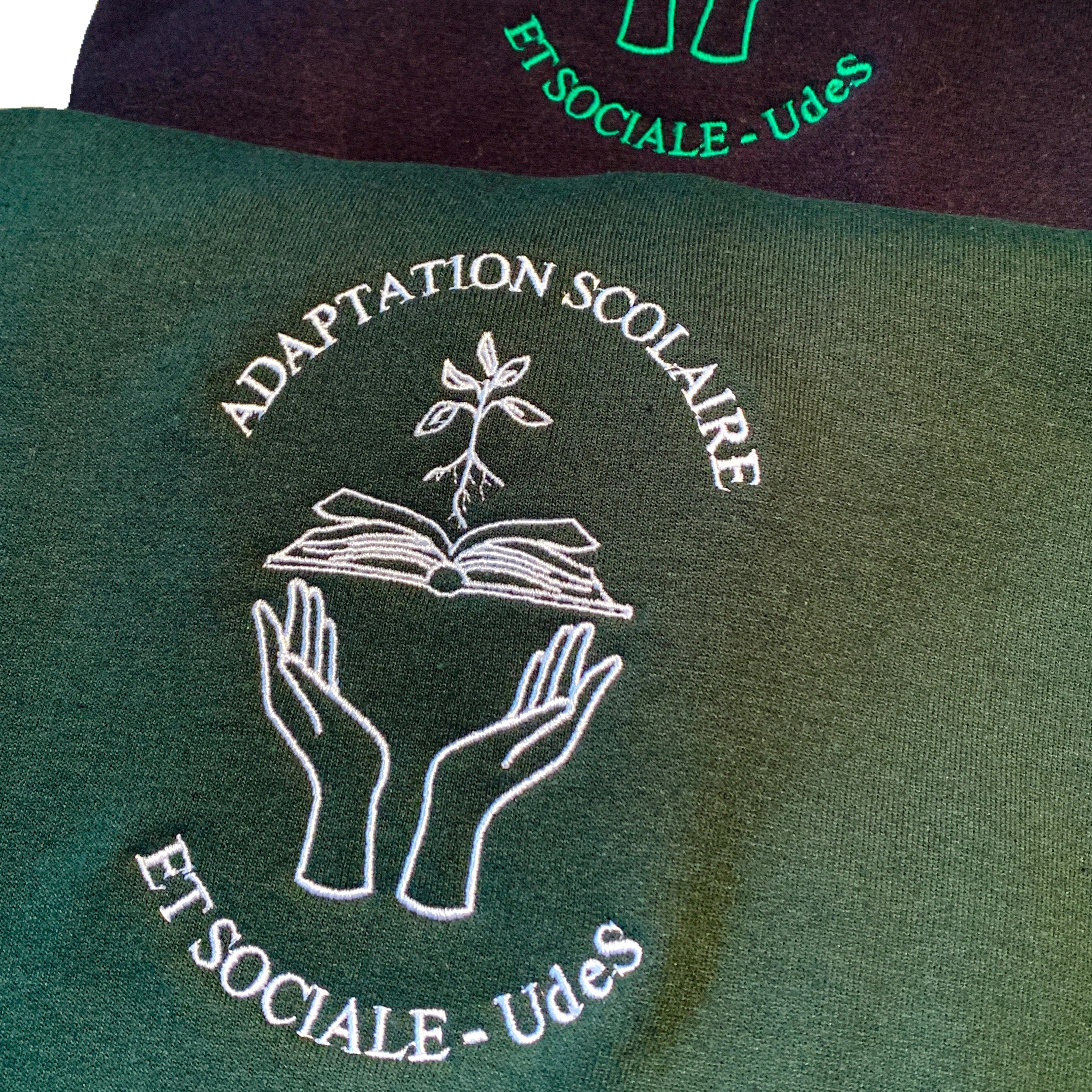 Vêtement pour programmage scolaires de l'udes en adaptation scolaires en broderies faites par Brodame