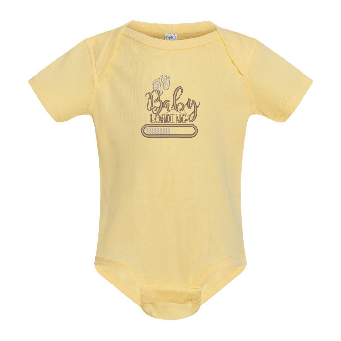 cache couche jaune pour bébé annonce de grossesse baby loading dans les tons de beige