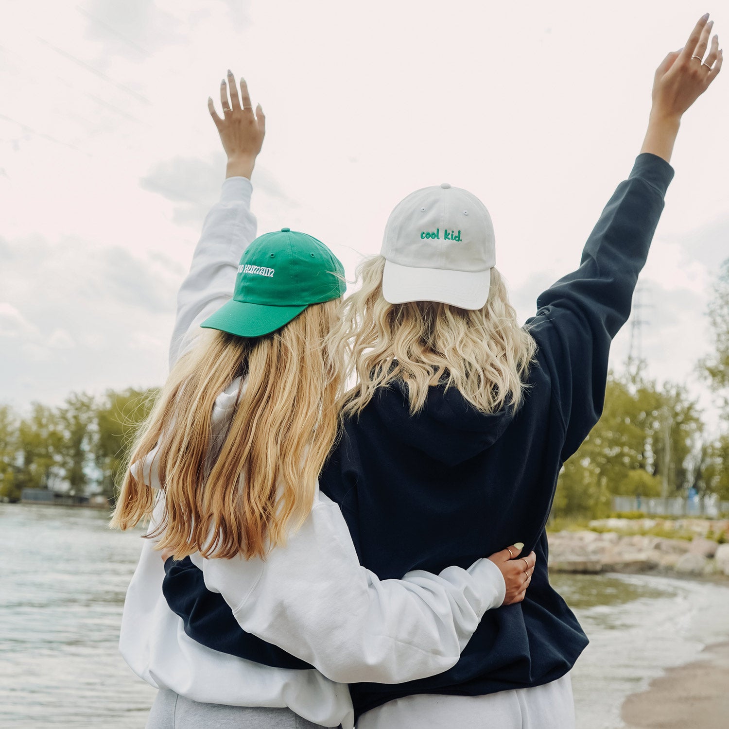 deux amies portant des casquettes brodées bon humain, cool kid