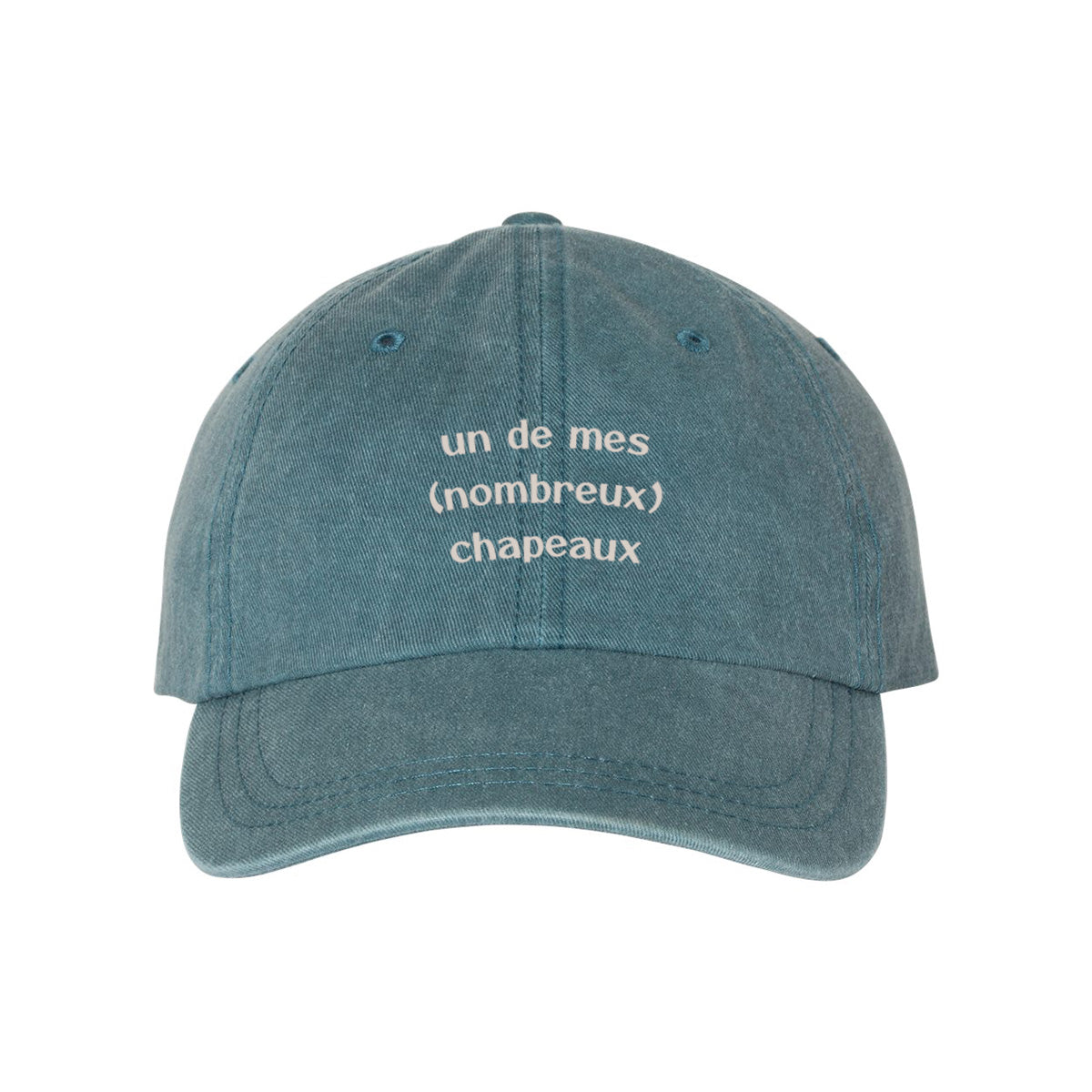 casquette bleu délavée avec broderie "un de mes nombreux chapeaux" brodé au centre en beige pâle