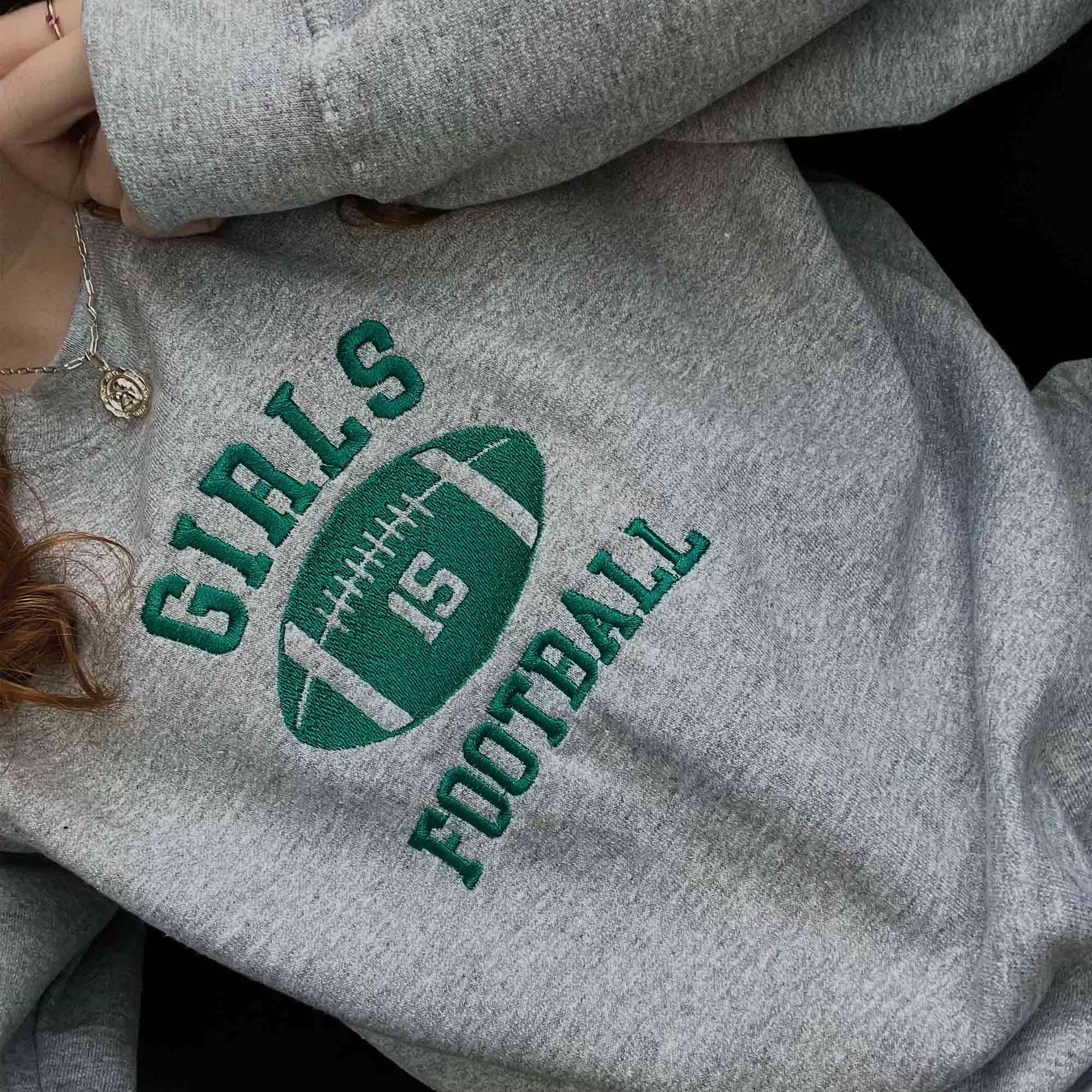 photo plan rapproché crewneck brodé girls football