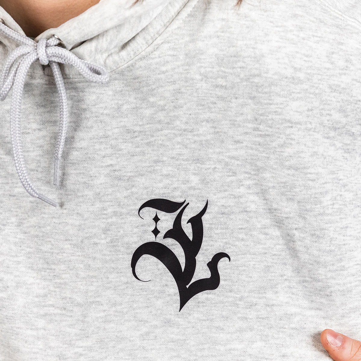 plan rapproché du hoodie daphnée, gris cendré