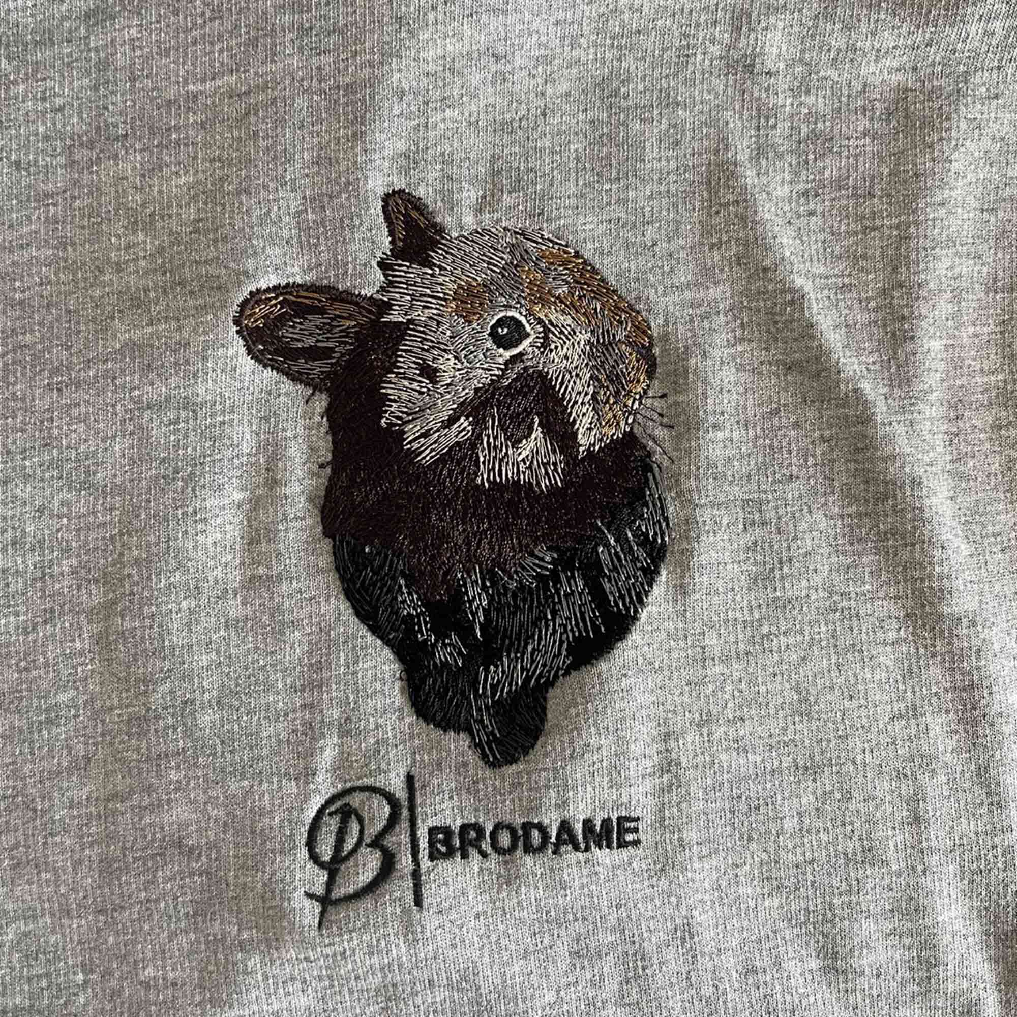 close up d'une broderie de lapin de type réaliste avec le logo brodame en dessous