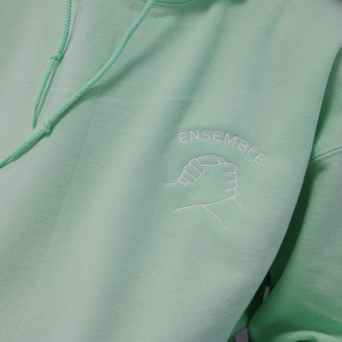 photo de plan rapproché du hoodie poignée de main menthe de la collection ACEE X BRODAME