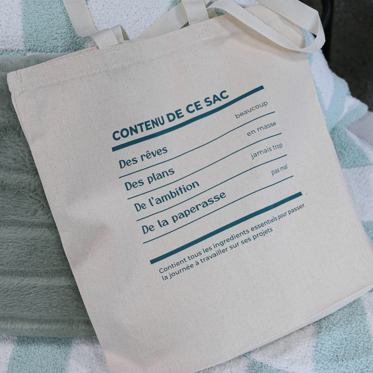 sac fourre-tout beige imprimé en vert foncé. Recette dun contenu d'un sac d'entrepreneur à pleins de projet. Illustration de la façon d'un tableau de valeurs nutritives