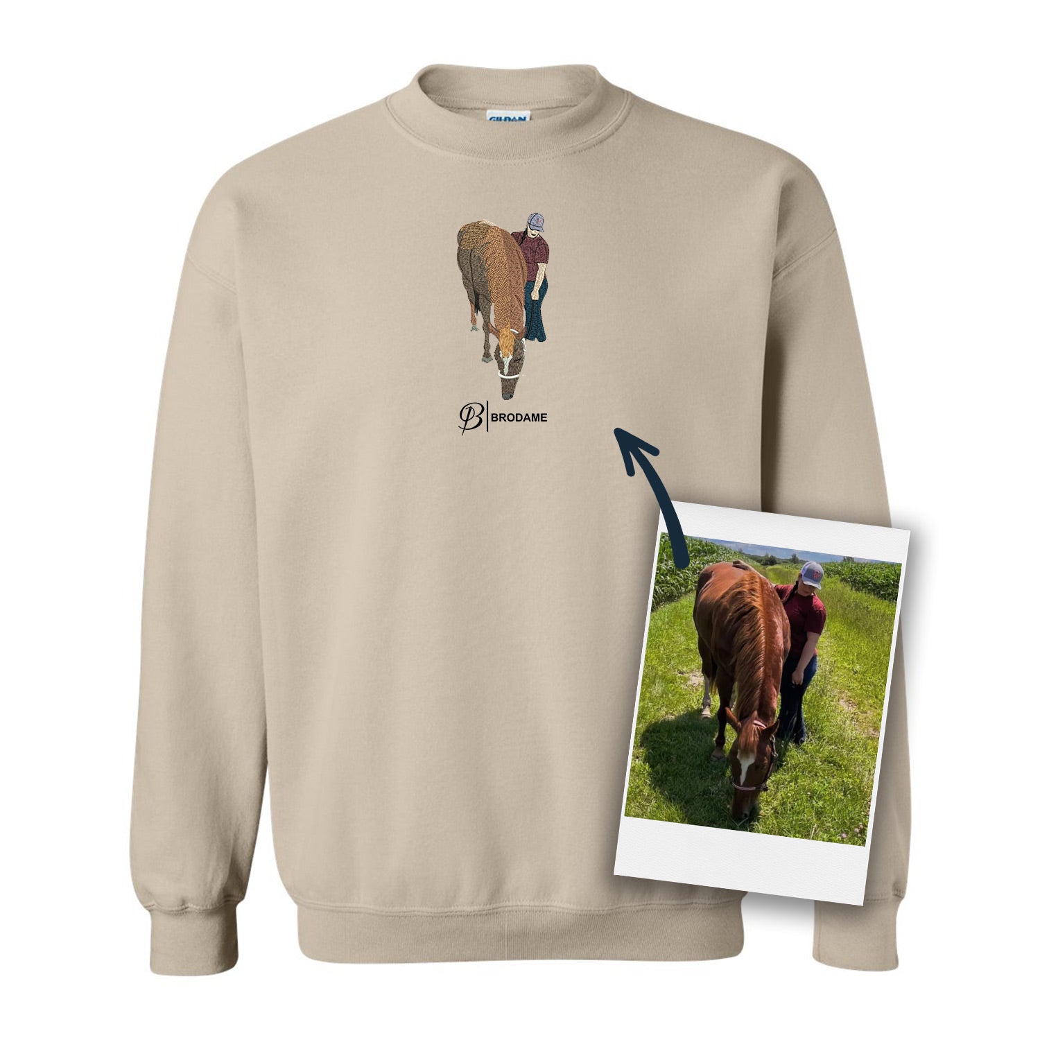 crewneck beige avec un cheval et son maitre brodé de façon réaliste sur le devant au centre avec le logo Brodame en dessous