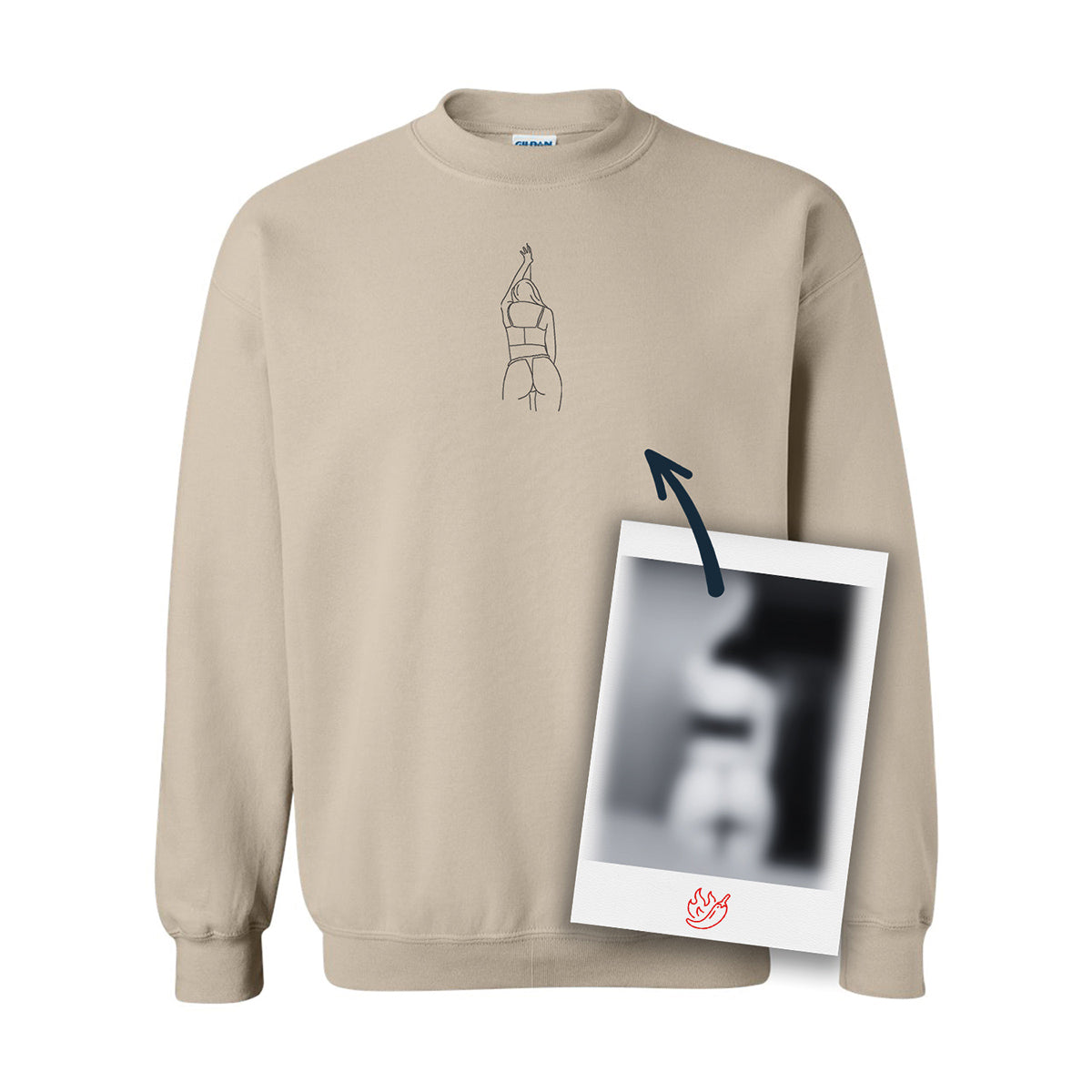 coton ouaté à col rond beige avec cordon et une broderie noire minimaliste d'une silhouette faite à partir d'une photo coquine