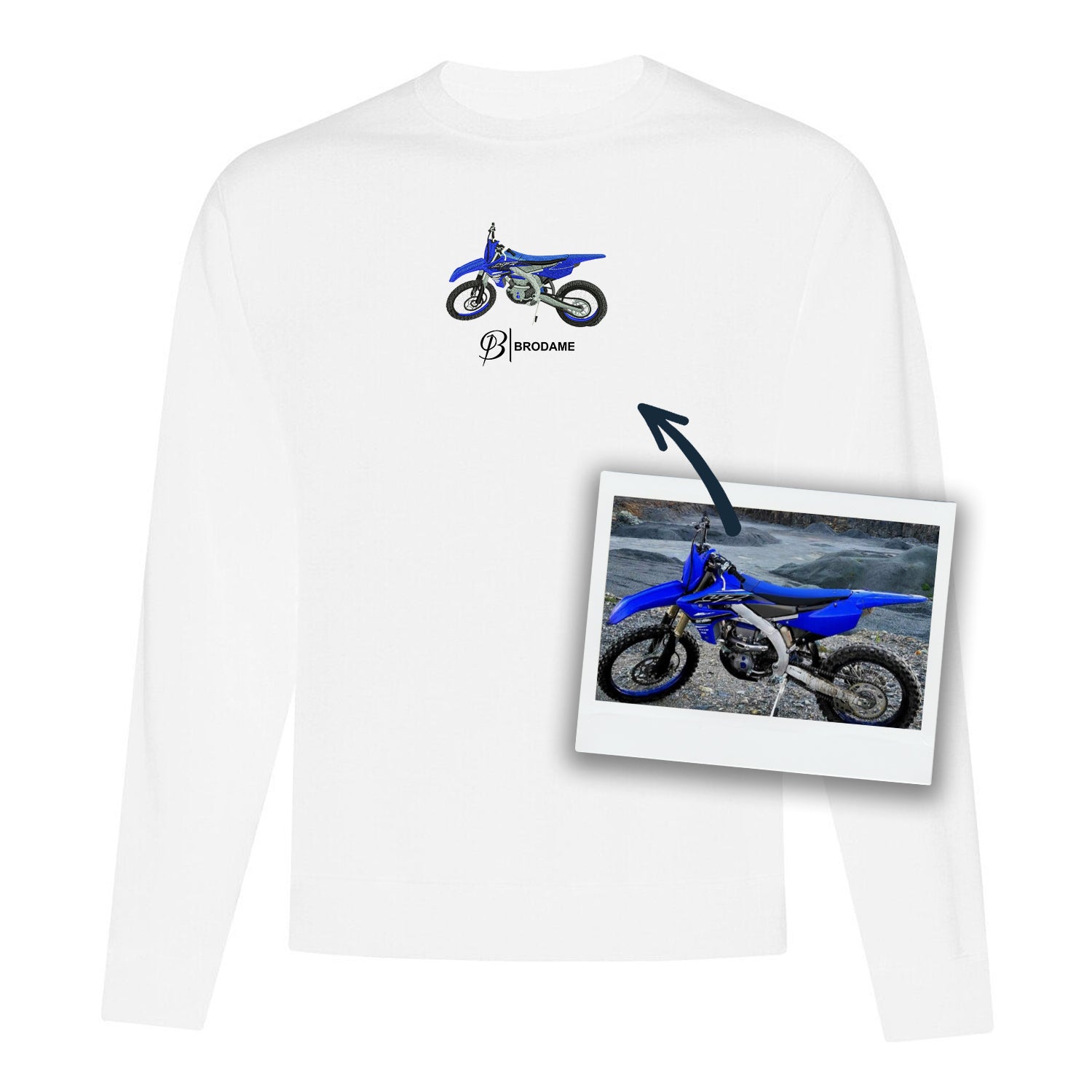 crewneck blanc personnalisé avec une broderie de motocross bleu de type réaliste et le logo brodame en dessous brodé au centre du chandail