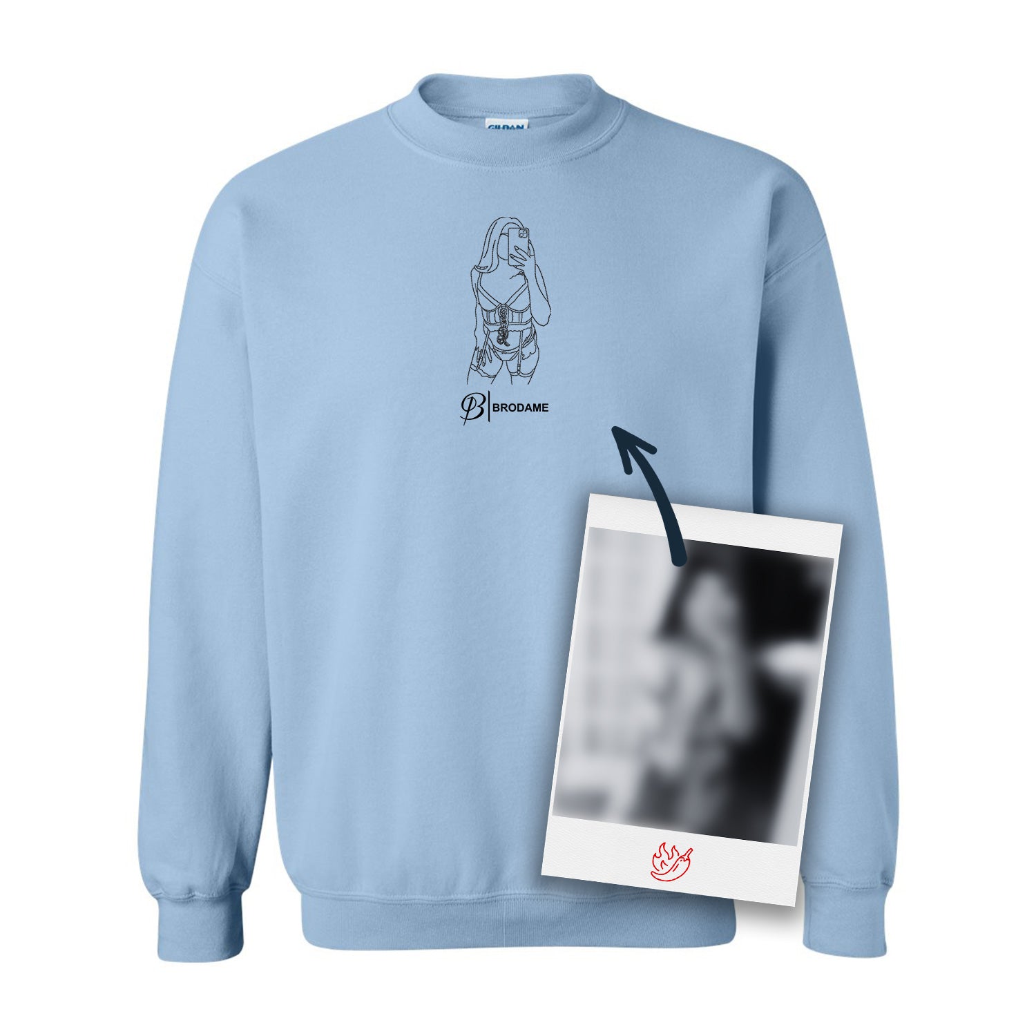 crewneck bleu pâle avec le logo brodame et une silhouette noire brodée au centre du chandail à partir d'une photo coquine