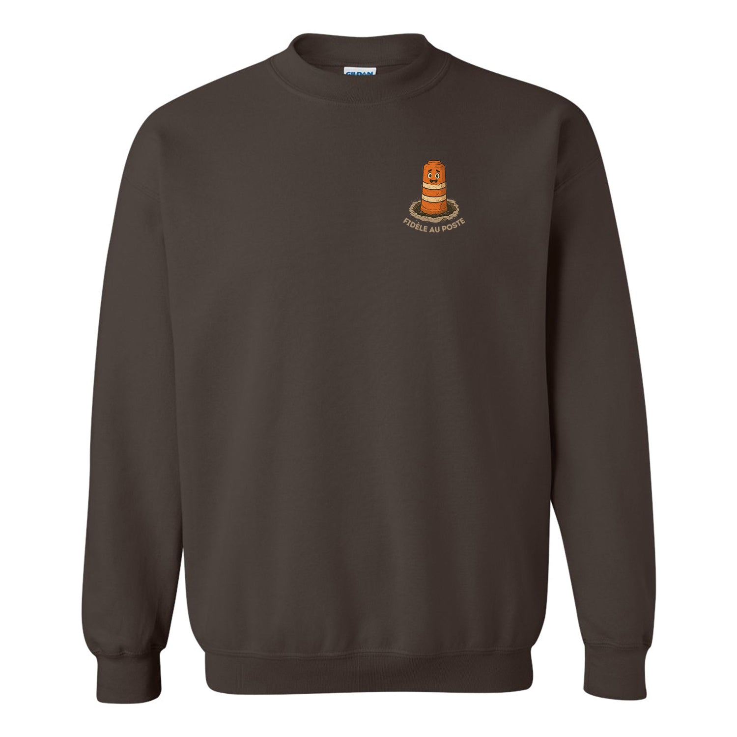 Crewneck brun avec impression "Fidèle au poste". Un cône orange avec un sourire qui se trouve dans un nid de poule et dans la boue, il semble un peu magané. L'impressions se trouve à l'avant du crewneck au coeur. L'écriture est beige. Collection d'expressions québécoises du 29 juin 2025.