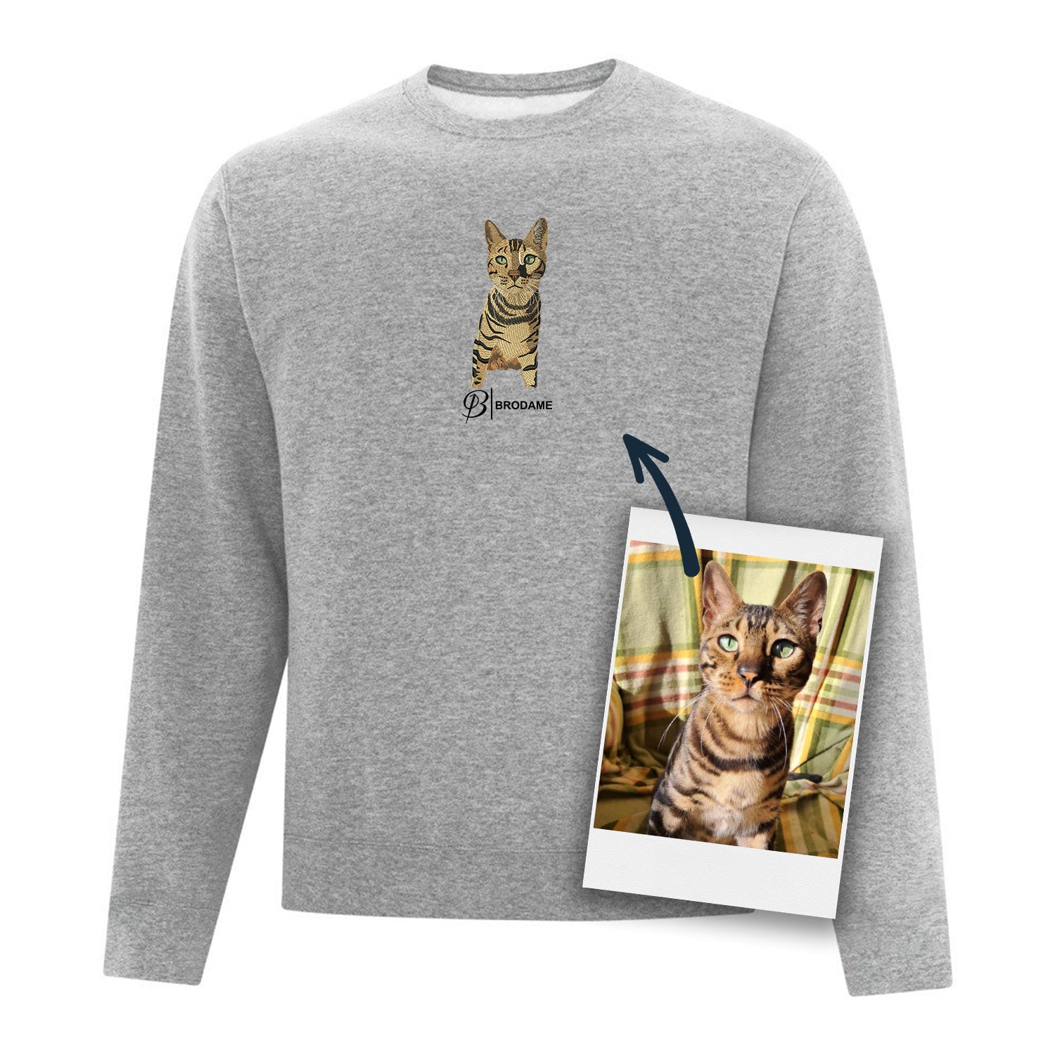crewneck gris pâle avec un chat brodé de façon réaliste sur le devant au centre avec le logo Brodame en dessous