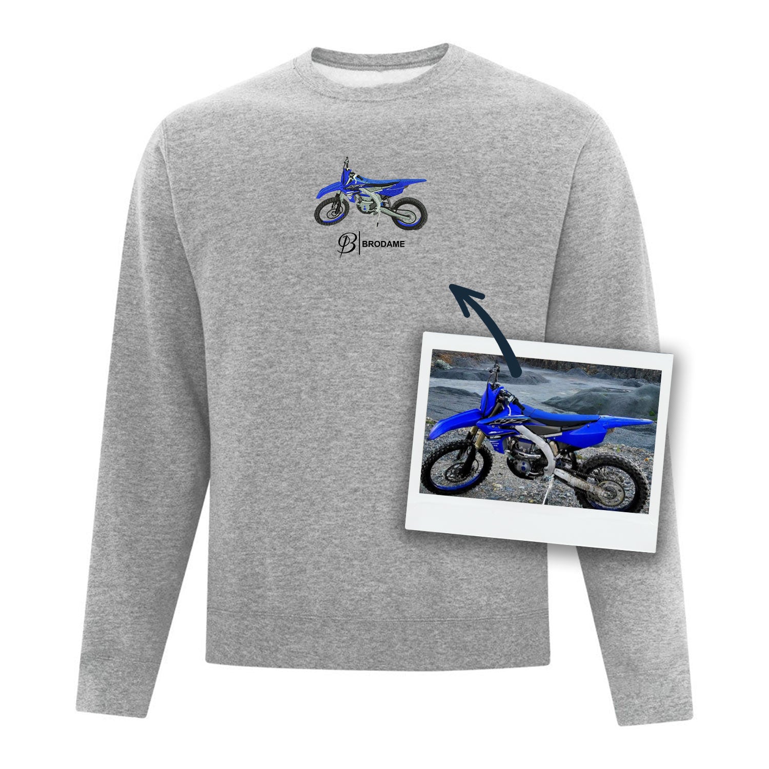 crewneck gris pâle personnalisé avec une broderie de motocross bleu de type réaliste et le logo brodame en dessous brodé au centre du chandail