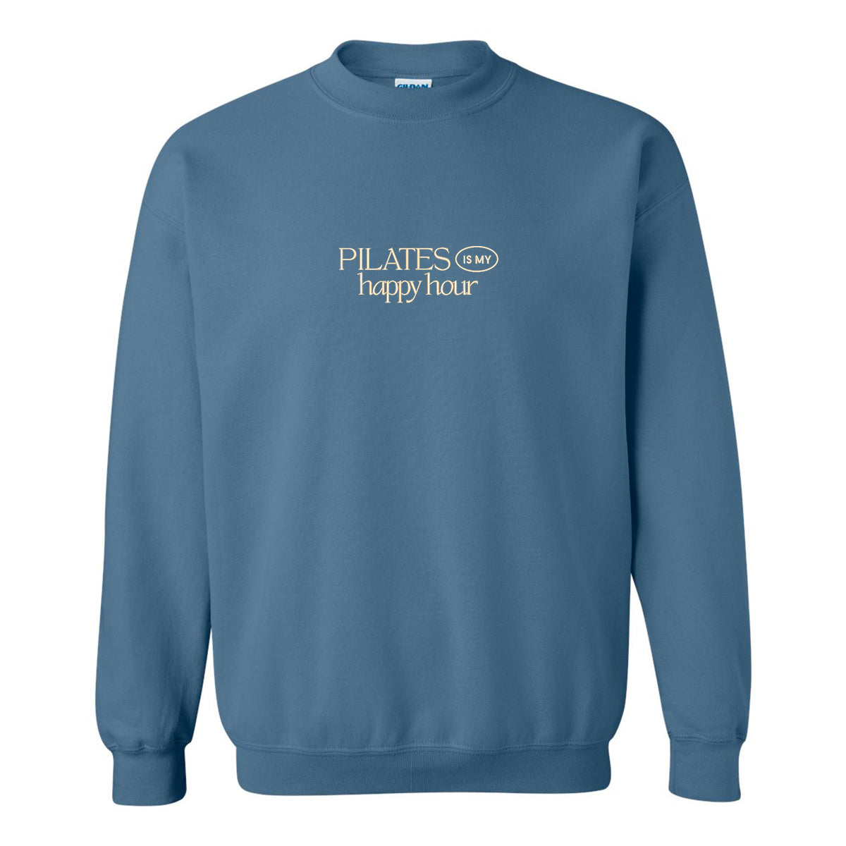chandail en molleton à col rond bleu neptune avec broderie centrale crème pour les personnes faisant du pilates