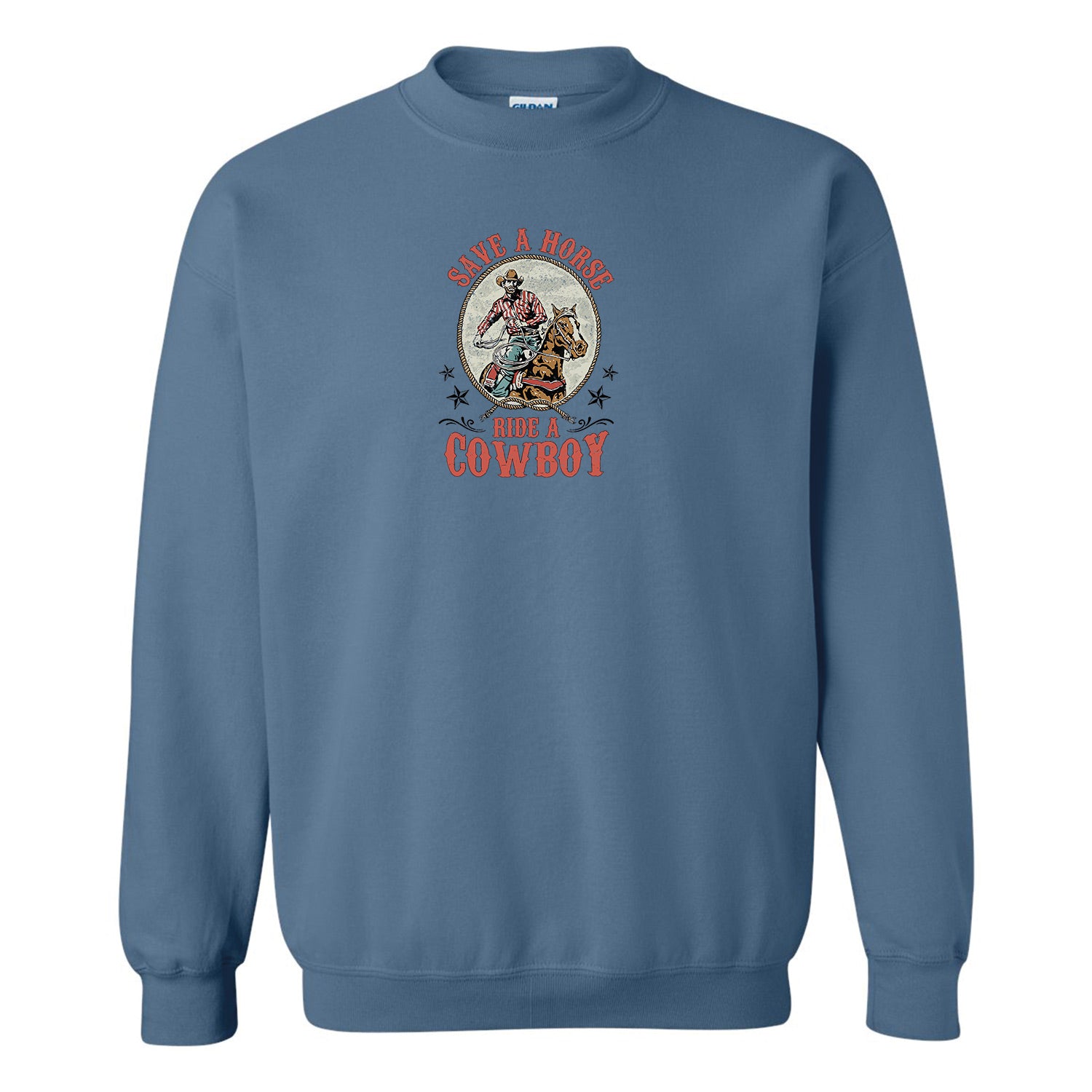 visuel d'un crewneck bleu indigo avec un imprimé western et l'écriture "save a horse, ride a cowboy"