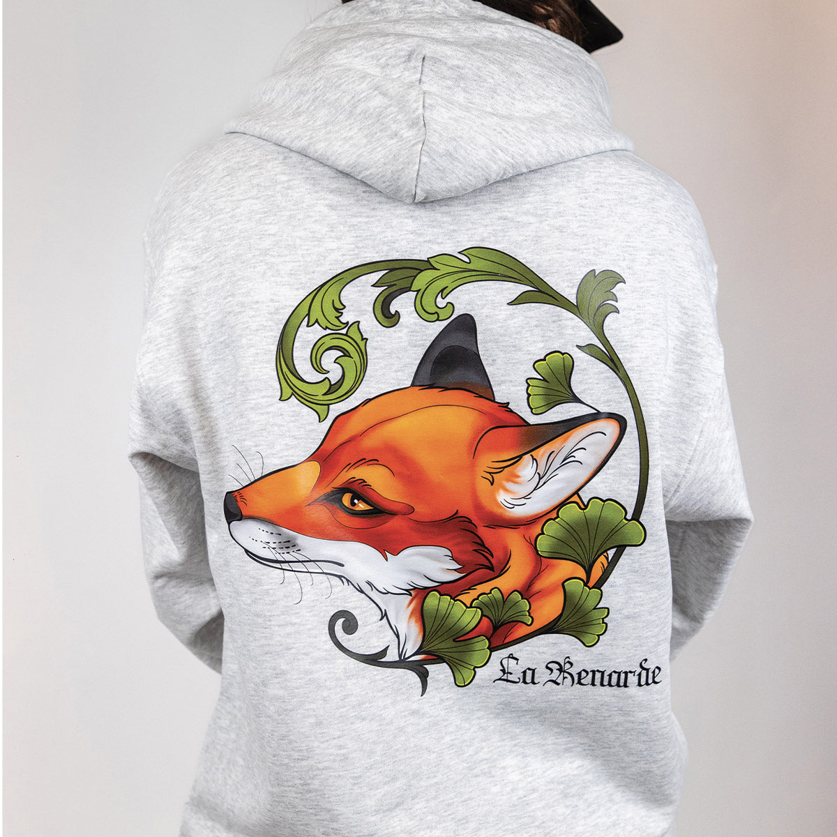 photo sur fond blanc hoodie gris cendré pâle avec un imprimé d'un renard dessiné à la main par une tatoueuse