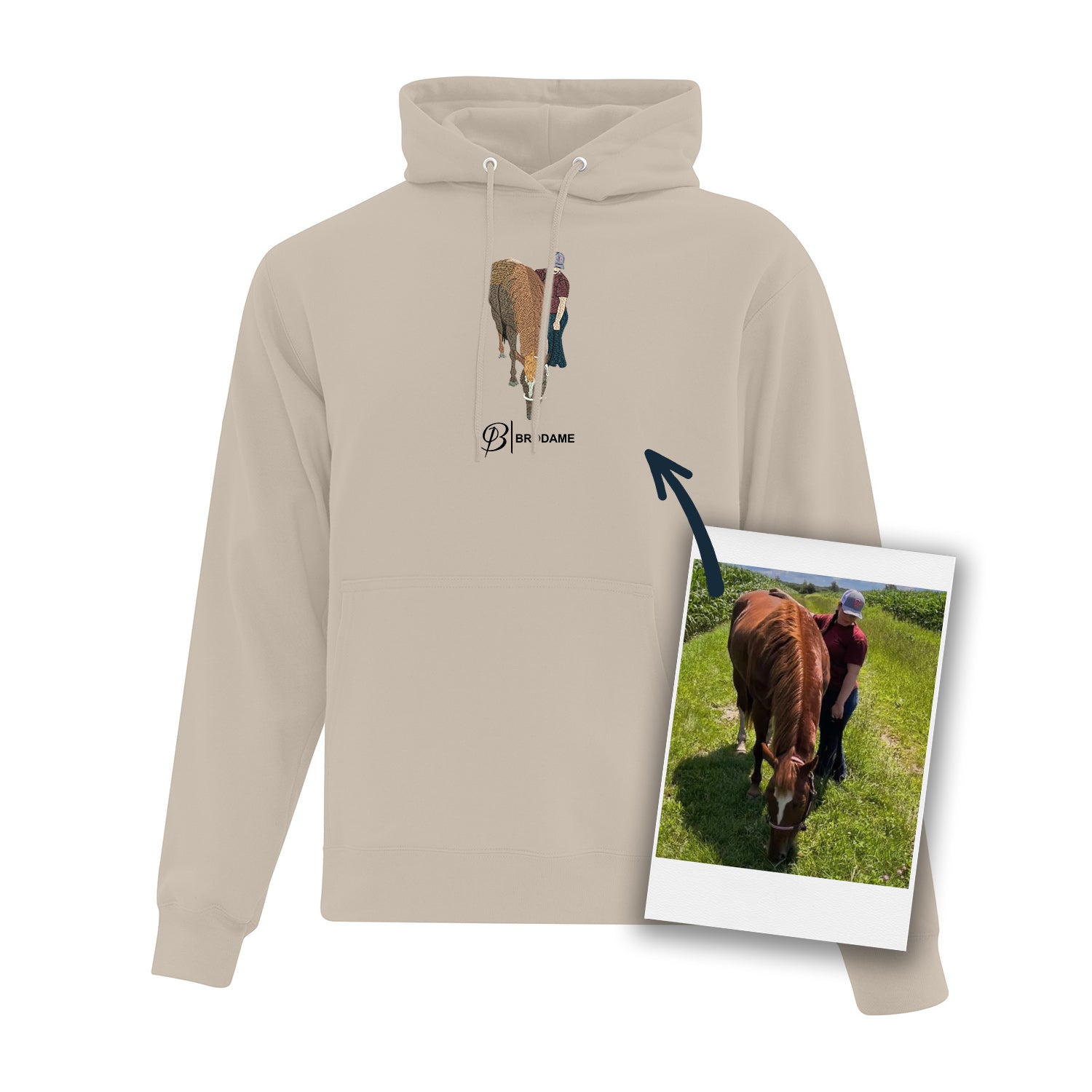hoodie beige personnalisé avec un cheval et son maitre brodé de façon réaliste à partir d'une photo accompagné du logo brodame en dessous en noir