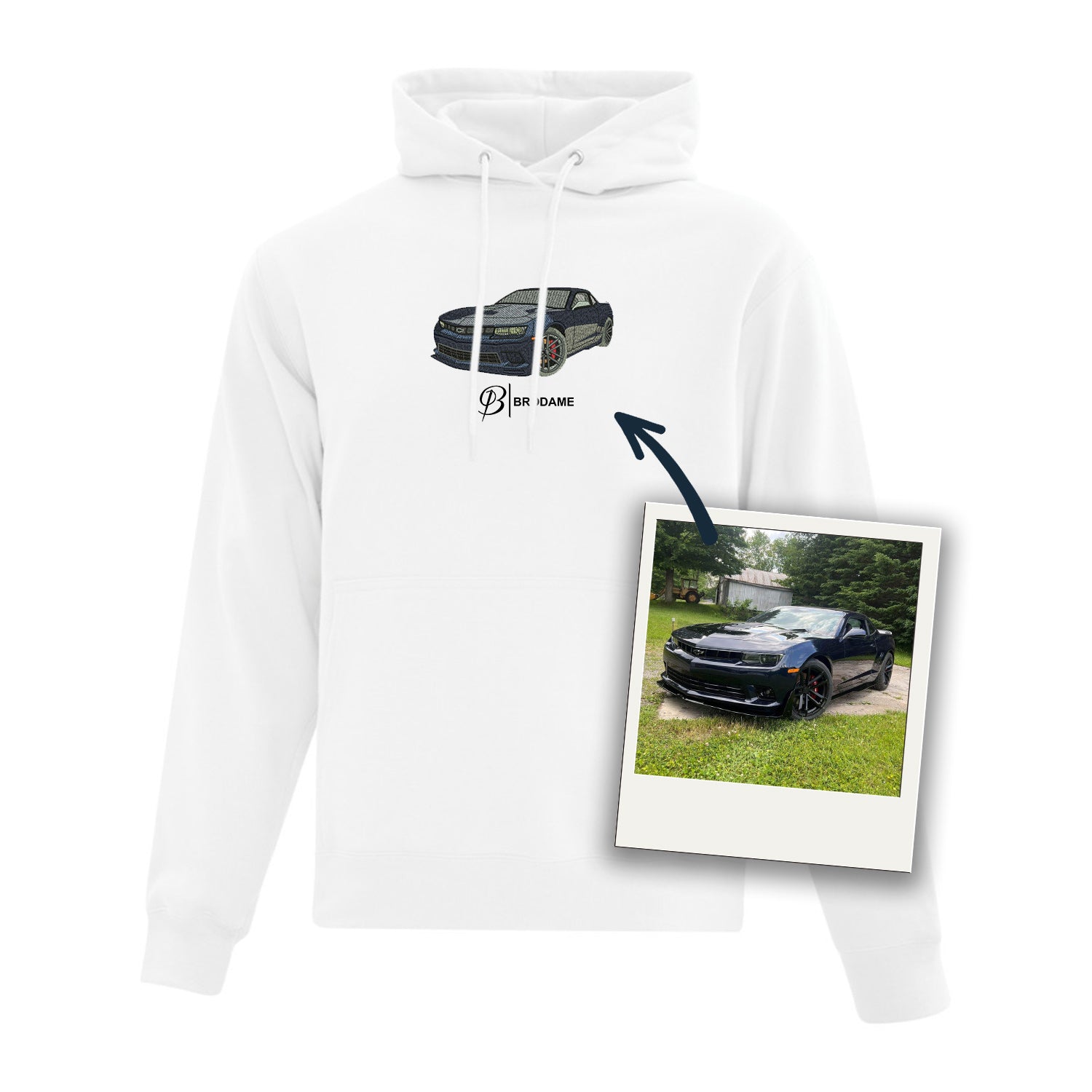 coton ouaté blanc avec une dodge charger bleue foncée et le logo brodame brodé de façon réaliste au centre à partir d'une image fournie par le client