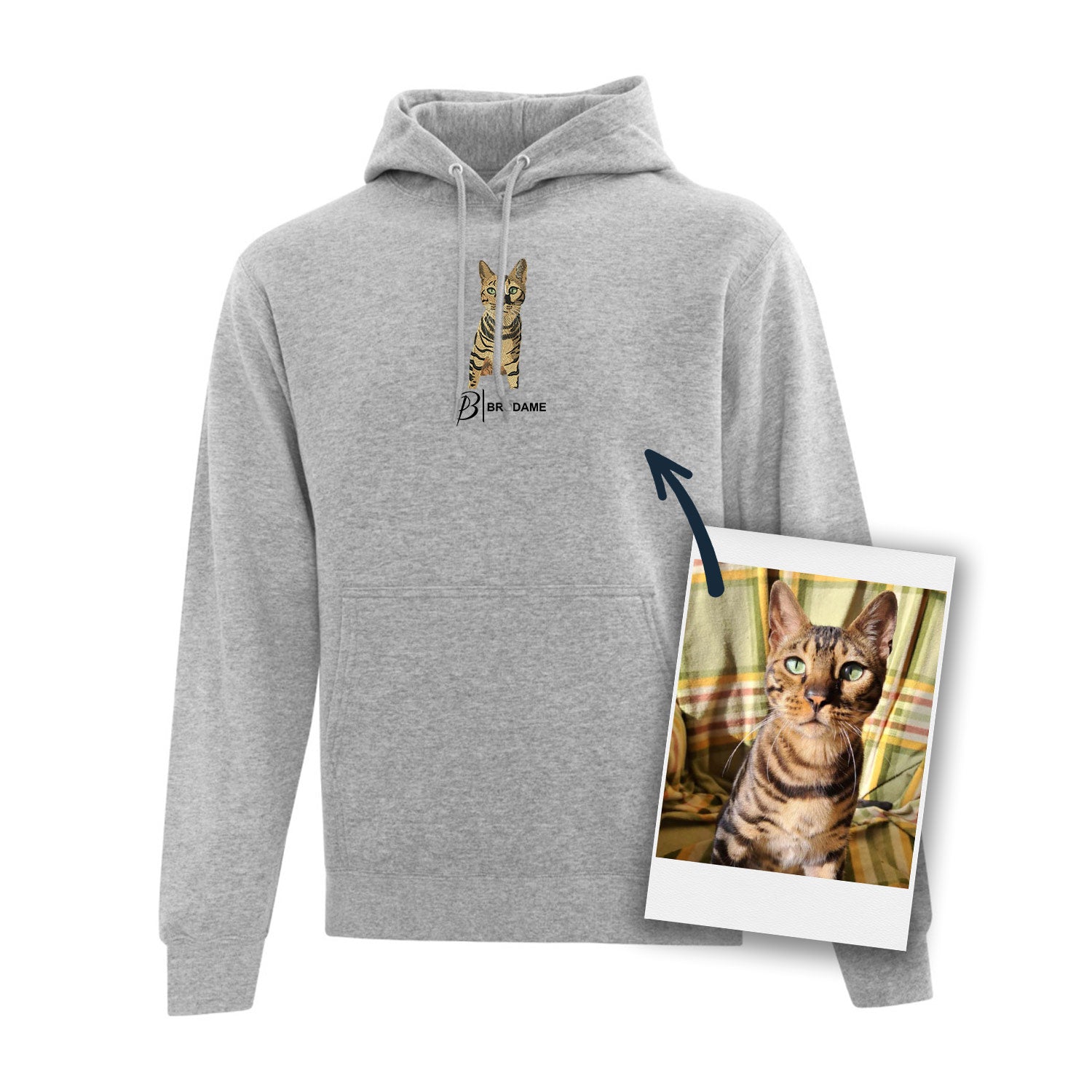 hoodie gris pâle personnalisé avec un chat brodé de façon réaliste à partir d'une photo accompagné du logo brodame en dessous en noir