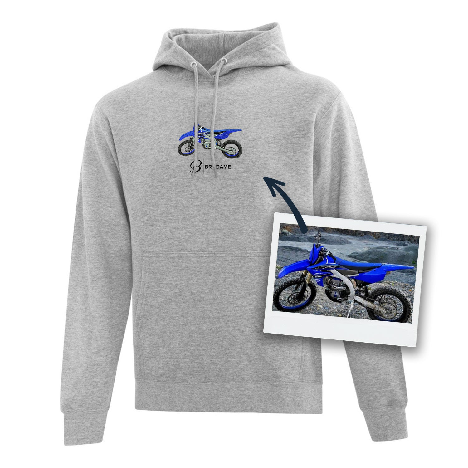 coton ouaté gris pâle avec un motocross bleu et le logo brodame brodé de façon réaliste au centre à partir d'une image fournie par le client