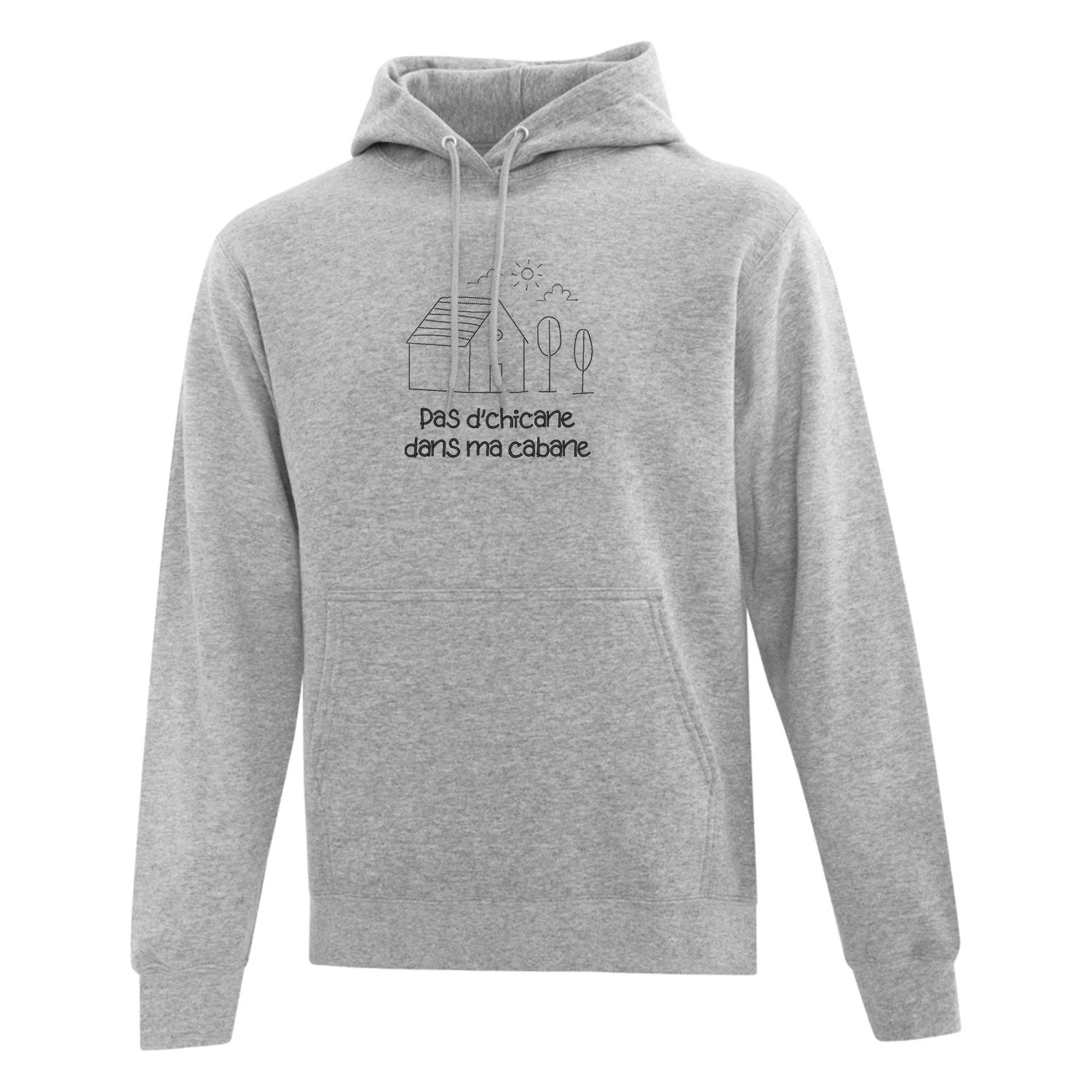 Hoodie gris pâle "Pas d'chicane dans ma cabane" brodé à l'avant centré. Un dessin d'une maison avec des arbres et un soleil est aussi brodé de la même couleur que l'écriture (en noir). Collection d'expressions québécoises 2025.