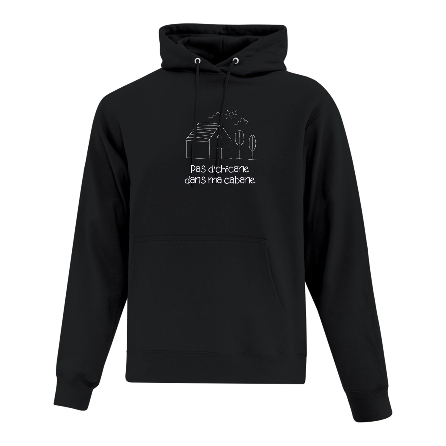 Hoodie noir "Pas d'chicane dans ma cabane" brodé à l'avant centré. Un dessin d'une maison avec des arbres et un soleil est aussi brodé de la même couleur que l'écriture (en blanc). Collection d'expressions québécoises 2025.