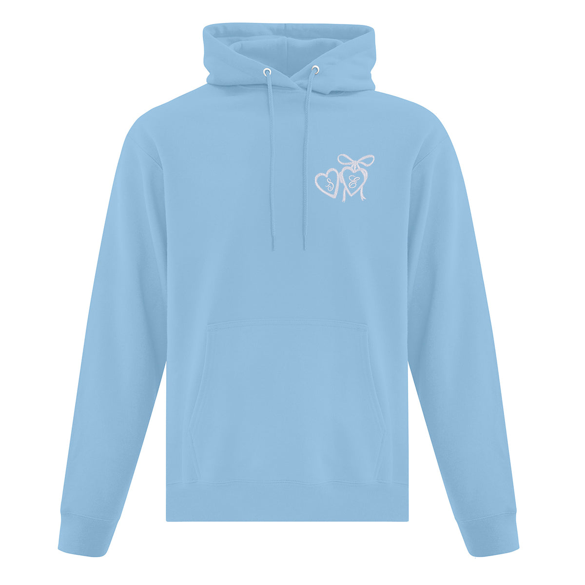 coton ouaté à capuchon bleu pâle sur fond blanc avec broderie de pendentif en forme de coeur blanc ayant des initiales brodées