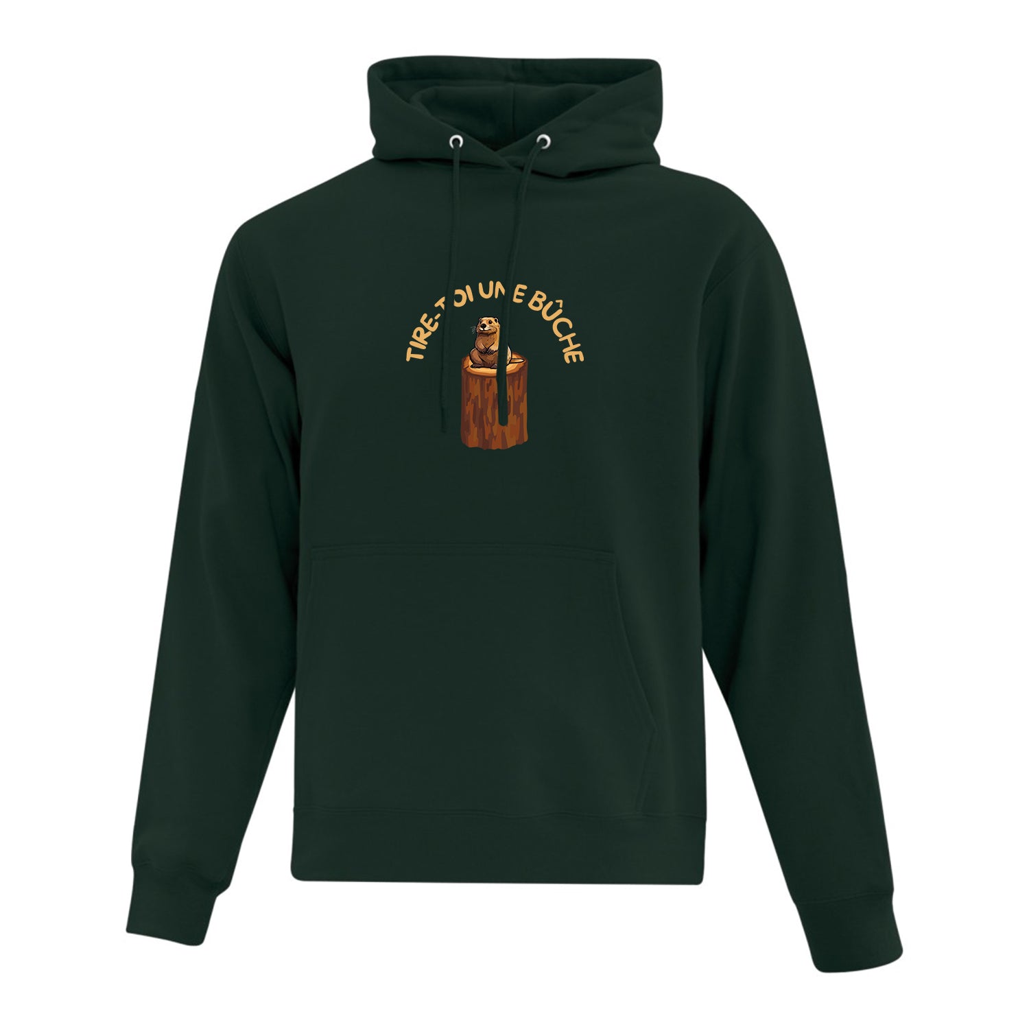 Hoodie vert forêt "Tire-toi une bûche" imprimé. L'impression se trouve à l'avant du t-shirt et centrée sur celui-ci. L'expression est inscrite en demi-lune en haut du chandail en beige et il y a un dessin d'un castor assis sur une bûche de couleur brune. Fait partie de la collection d'expressions québécoises du 29 juin 2025. 
