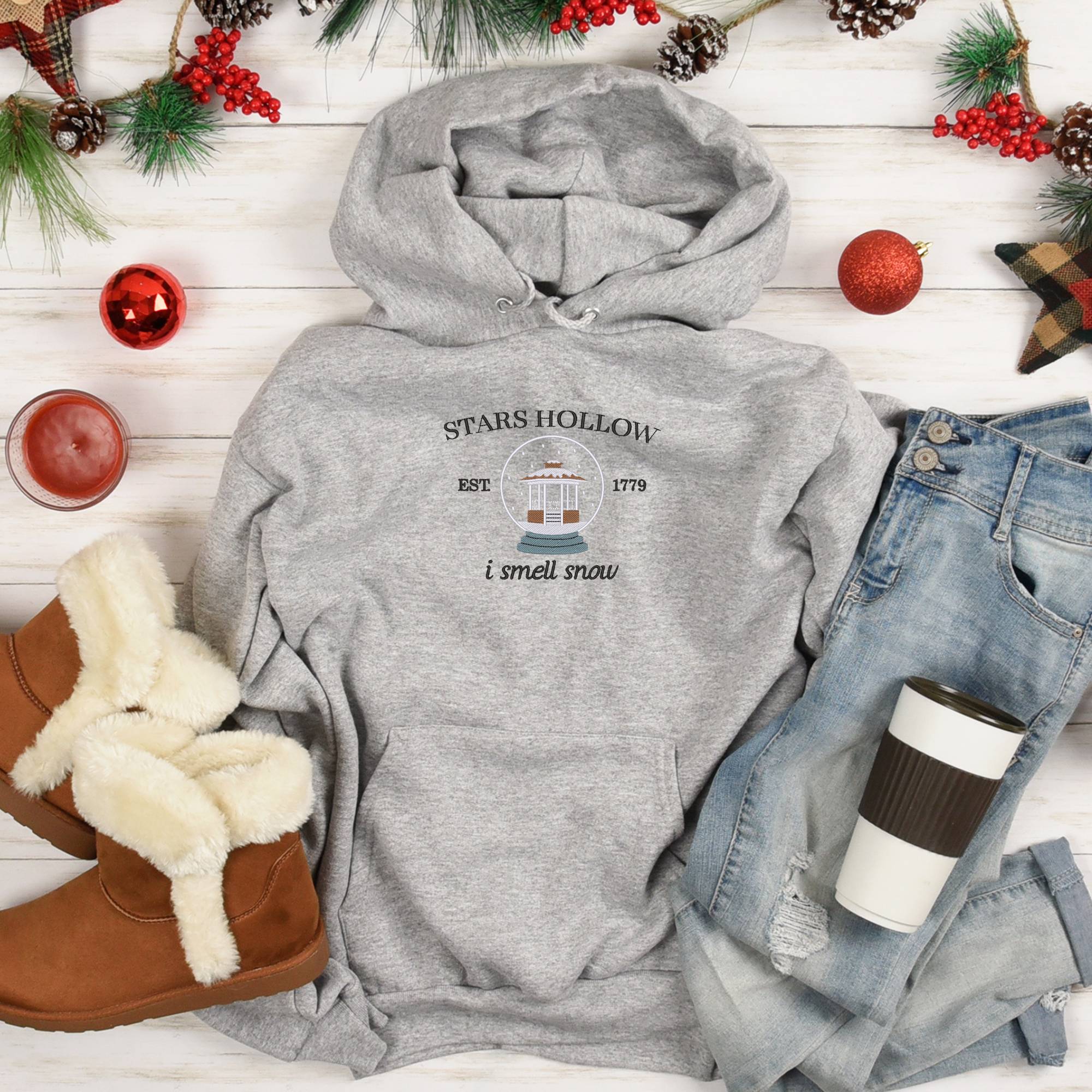 inspiration habit d'hiver hoodie gris pâle avec broderie gilmore girls, uggs, jeans et café