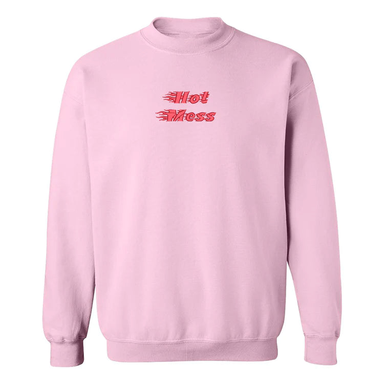 crewneck rose pâle hot mess écriture de flammes rouge