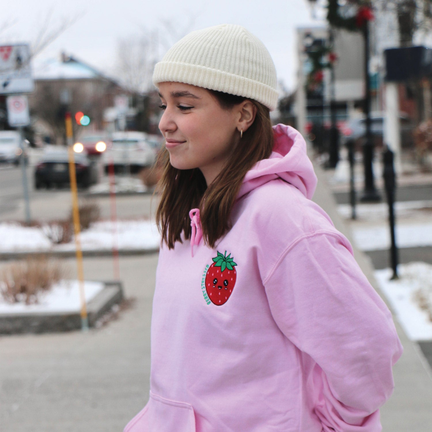 photo d'une jeune fille portant un hoodie rose pâle berrystressed et un beanie blanc crème