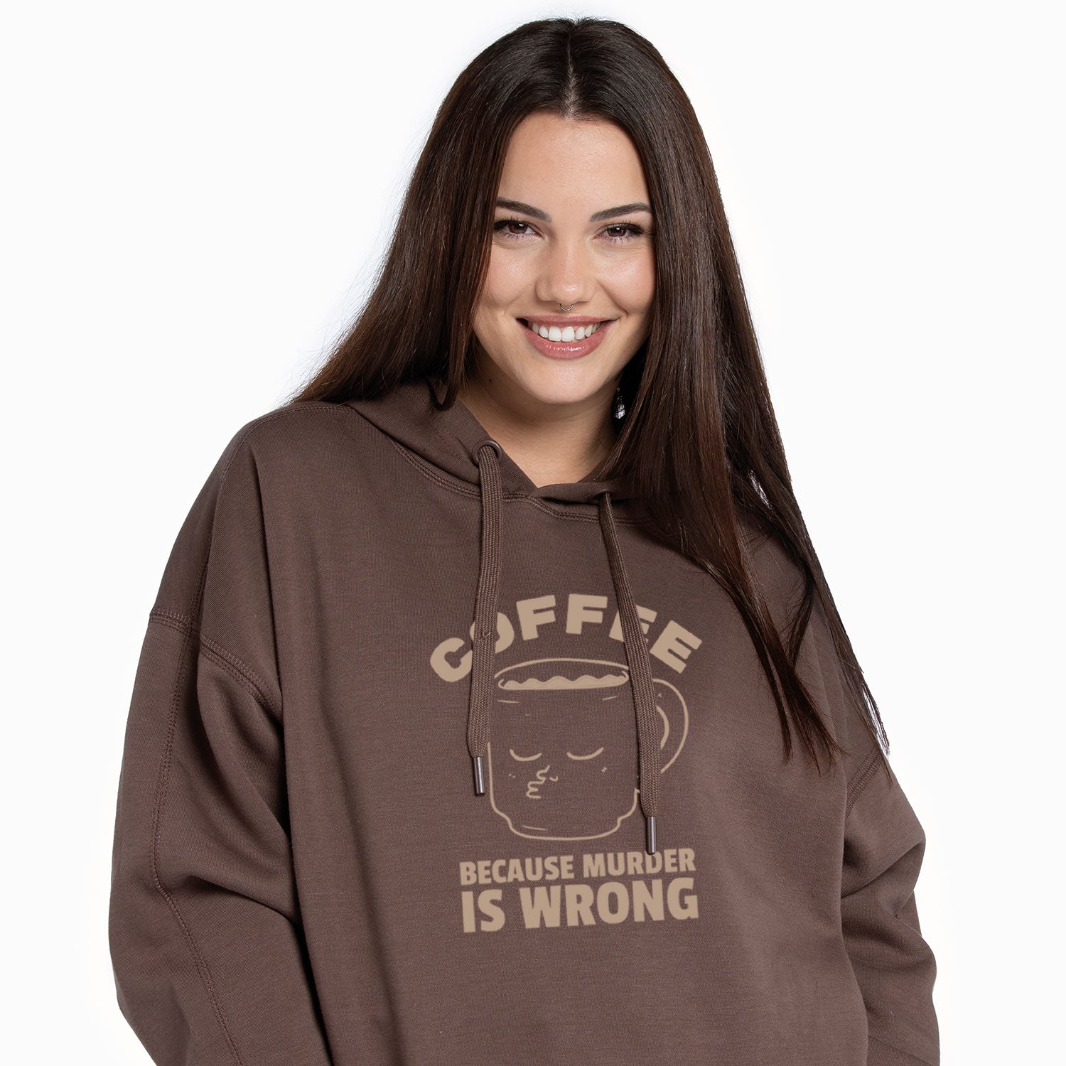 photo lifestyle d'une jeune fille portant un hoodie imprimé brun avec une tasse de café et la citation "coffee because murder is wrong" en beige