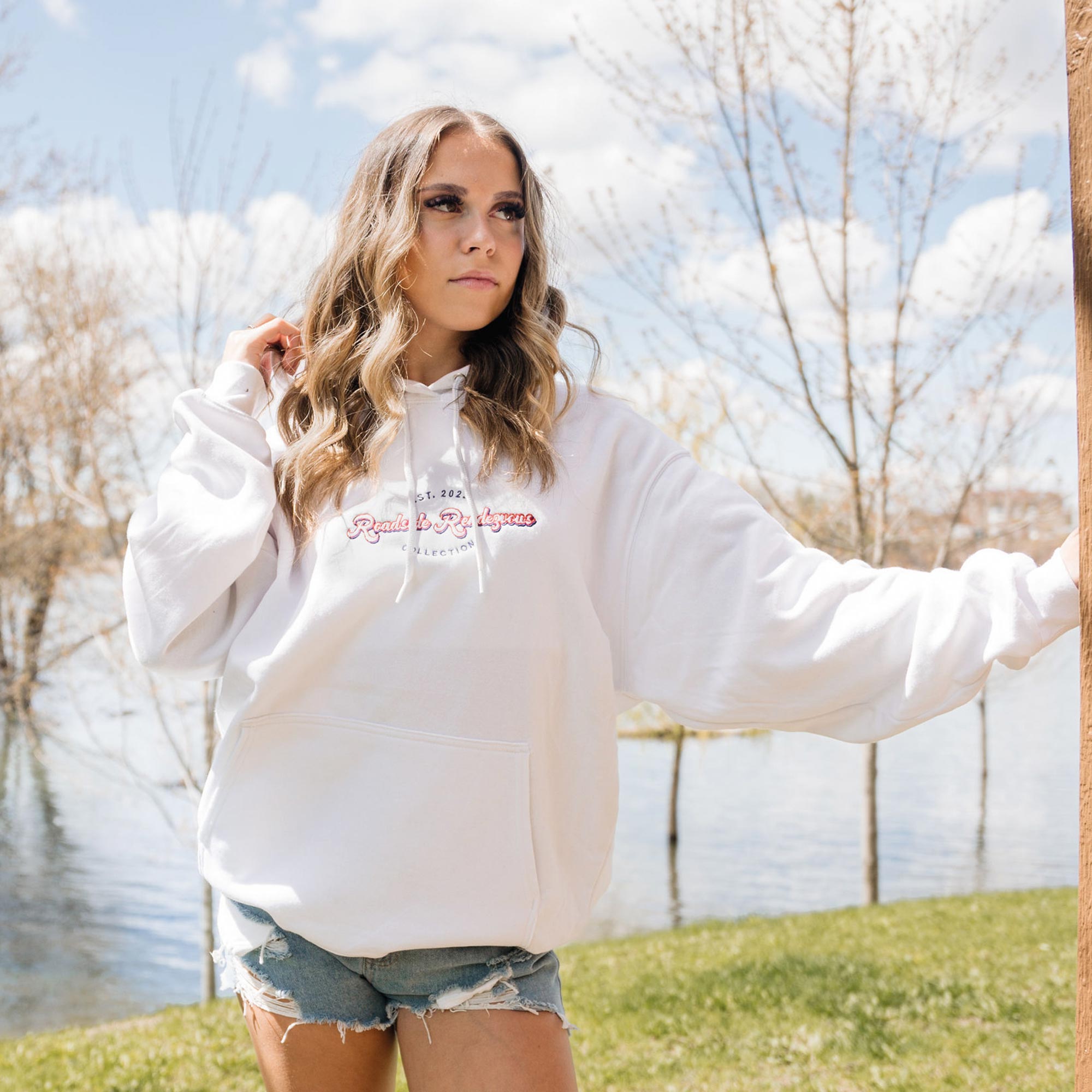 jeune femme portant un hoodie blanc brodé roadside rendez-vous